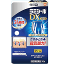 項目 内容 医薬品区分 一般用医薬品 薬効分類 みずむし・たむし用薬 承認販売名 ラミシールDX 製品名 ラミシールDX 製品名（読み） ラミシールディーエックス 製品の特徴 ●有効成分である「テルビナフィン塩酸塩」の優れた殺真菌作用と角質層への浸透力は，1日1回の塗布で薬剤が患部に留まり，かゆみや痛みなどを引き起こすいんきんたむし・ぜにたむしに持続的に効果を発揮し，症状を治していきます。 ●クロタミトンが患部の不快なかゆみを鎮めます。 ●グリチルレチン酸が患部の炎症を抑えます。 ●l-メントールが爽やかな使用感を与えます。 ●尿素がいんきんたむし・ぜにたむしによる皮ふのかさかさ，ひび割れを改善します。また，角質を柔らかくし，薬剤の浸透を助けます。 ●べとつかない，サラッとした使いごごちのよいクリームです。 使用上の注意 使用上の注意 ■してはいけないこと （守らないと現在の症状が悪化したり，副作用が起こりやすくなります） 1．次の人は使用しないでください 　本剤又は本剤の成分によりアレルギー症状（例えば，発疹・発赤，かゆみ，はれ等）を起こしたことがある人 2．次の部位には使用しないでください 　（1）目や目の周囲，粘膜（例えば，口腔，鼻腔，膣等），陰のう，外陰部等 　（2）湿疹 　（3）湿潤，ただれ，亀裂や外傷のひどい患部 ■相談すること 1．次の人は使用前に医師，薬剤師又は登録販売者に相談してください 　（1）医師の治療を受けている人 　（2）妊婦又は妊娠している可能性のある人 　（3）乳幼児 　（4）薬などによりアレルギー症状を起こしたことがある人 　（5）患部が顔面又は広範囲の人 　（6）患部が化膿している人 　（7）「湿疹」か「みずむし，いんきんたむし，ぜにたむし」かがはっきりしない人 　　（陰のうにかゆみ・ただれ等の症状がある場合は，湿疹等他の原因による場合が多い。） 2．使用後，次の症状があらわれた場合は副作用の可能性があるので，直ちに使用を中止し，この説明文書を持って医師，薬剤師又は登録販売者に相談してください ［関係部位：症状］ 皮ふ：かぶれ，刺激感，熱感，鱗屑（りんせつ）・落屑（らくせつ）（フケ，アカのような皮ふのはがれ），ただれ，乾燥・つっぱり感，皮ふの亀裂，いたみ，色素沈着，発疹・発赤＊，かゆみ＊，はれ＊，じんましん＊ 　＊：全身に発現することがあります。 3．2週間位使用しても症状が良くならない場合や，本剤の使用により症状が悪化した場合は使用を中止し，この説明文書を持って医師，薬剤師又は登録販売者に相談してください 効能・効果 いんきんたむし，ぜにたむし、水虫 用法・用量 1日1回，適量を患部に塗布してください。 用法関連注意 1．定められた用法を厳守してください。 2．患部やその周囲が汚れたまま使用しないでください。 3．本剤のついた手で，目や粘膜にふれないでください。 4．目に入らないように注意してください。万一，目に入った場合には，すぐに水又はぬるま湯で洗い，直ちに眼科医の診療を受けてください。 5．小児に使用させる場合には，保護者の指導監督のもとに使用させてください。 6．外用にのみ使用してください。 成分分量 100g中 成分 分量 テルビナフィン塩酸塩 1g クロタミトン 5g グリチルレチン酸 0.5g l-メントール 2g 尿素 5g 添加物 N-メチル-2-ピロリドン，オクチルドデカノール，グリセリン，カルボキシビニルポリマー，ステアリン酸グリセリン，ステアリン酸ポリオキシル，ジイソプロパノールアミン，pH調節剤 保管及び取扱い上の注意 1．直射日光の当たらない涼しい所に密栓して保管してください。 2．小児の手の届かない所に保管してください。 3．他の容器に入れ替えないでください（誤用の原因になったり，品質が変わることがあります。）。 4．使用期限をすぎた製品は使用しないでください。また，開封後は使用期限内であってもなるべく速やかに使用してください。 消費者相談窓口 グラクソ・スミスクライン・コンシューマー・ヘルスケア・ジャパン株式会社 お客様相談室 電話：0120-099-301 受付時間：9：00～17：00（土，日，祝日を除く） 上記以外の時間で，誤飲，誤用，過量使用等の緊急のお問い合わせは下記機関もご利用いただけます。 連絡先：公益財団法人　日本中毒情報センター　中毒110番 電話：072-727-2499（24時間対応、365日対応） 製造販売会社 クラクソ・スミスクライン・コンシューマー・ヘルスケア・ジャパン株式会社 107-0052 東京都港区赤坂1-8-1　赤坂インターシティAIR 販売会社 グラクソ・スミスクライン・コンシューマー・ヘルスケア・ジャパン株式会社 剤形 塗布剤 リスク区分 日本製・第「2」類医薬品 広告文責 広告文責：株式会社エナジーTEL:0242-85-7380（平日10:00-17:00） 文責：株式会社エナジー　登録販売者：山内和也 医薬品販売に関する記載事項はこちら 使用期限：使用期限まで1年以上あるものをお送りいたします。使用期限：使用期限まで1年以上あるものをお送りいたします。