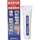 項目 内容 製品名 ハツモール頭髪用軟膏 25g　【医薬部外品】株式会社　田村治照堂 製品特長 脱毛症の改善に 頭髪は普通3〜6年のサイクルで生え変わっていますが、脱毛（抜け毛）や薄毛など毛髪・頭皮のトラブルは、すべて毛根部の異常によって起こります。ゆたかで美しい髪にするには毛根がしっかりしていることが必要です。 ハツモール 強力ベハールングS（頭髪用）は軟膏タイプの育毛剤のため特に生え際の薄毛、円形脱毛症、また気になる部分に使用するには最適な育毛剤です。 頭皮にも適当な潤いを与えて、毛髪の成長に良い環境をつくります。 効能・効果 円形脱毛症、脱毛の予防、薄毛、粃糠性脱毛症、フケ、かゆみ、病後・産後の脱毛 使用方法 1日2回（朝・夜）、適量を指先にとり、頭皮にすり込んでよくマッサージしてください。（特に就寝時に最適） （マッサージ後はよく手を洗ってください。） 成分 ○安息香酸エストラジオール ○サリチル酸 ○塩酸ピリドキシン ○酢酸トコフェロール ○パンテノール その他の成分 モノニトログアヤコールナトリウム、冬虫夏草エキス、カモミラエキス、ホホバ油、l-メントール、セタノール、セチル硫酸Na、 パラべン、他 規格 25g 使用上の注意 1. 頭皮に湿疹・皮膚炎（かぶれ・ただれ）・傷等、皮膚に異常があるときは、使用しないでください。 2. アレルギー体質の方、皮膚の弱い方は、ご使用前に必ずパッチテスト（腕の内側のやわらかい部分に塗布し、48時間そのままにする）を行ってく ださい。異常があらわれた時は使用しないでください。 3. 使用中に頭皮に赤み、刺激、かゆみ、皮膚に異常があらわれた場合は使用を中止してください。そのまま使用を続けますと、症状が悪化すること がありますので、皮膚科専門医等にご相談されることをおすすめします。 4. 次の人は使用前に医師または薬剤師にご相談ください。 皮膚が敏感な人、今までに薬や化粧品によるアレルギー症状（例えば、発熱、発疹、発赤、かゆみ、かぶれなど）を起こしたことがある人。 5. パーマ・ヘアダイ直後は頭皮が敏感になっていますので、施術後の本剤使用に際しては十分ご注意してください。 6. 本剤は頭髪用です。他の部位には使用しないでください。 保管および取扱上の注意 1.極端に高温または低温の場所、直射日光のあたる場所をさけ、涼しい所に保管してください。 2.小児の手の届かないところに保管してください。 3.ご使用後は必ずしっかりキャップをしめてください。 発売元 株式会社　田村治照堂 大阪市東住吉区山坂3-6-15 TEL：06-6622-5501 区分 日本製・医薬部外品 　 広告文責 株式会社エナジー　0242-85-7380　　登録販売者　山内和也