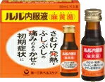 項目 内容 医薬品区分 一般用医薬品 薬効分類 麻黄湯 製品名 ルル内服液〈麻黄湯〉 製品名（読み） ルルナイフクエキマオウトウ 製品の特徴 麻黄湯は，漢方薬の原典である「傷寒論」に収載されている漢方薬です。 《ルル内服液〈麻黄湯〉》は， ●そのエキスをのみやすくしたドリンクタイプで，すぐれた効き目があります。 ●さむけや発熱，身体のふしぶしの痛みなどのあるかぜ，気管支炎にすぐれた効果を発揮します。 ●麻黄の持つ発汗作用と利尿作用によって，かぜの諸症状を改善します。 ●眠くなりにくい漢方製剤です（眠くなる洋薬成分が入っていません。）。 使用上の注意 ■してはいけないこと （守らないと現在の症状が悪化したり，副作用が起こりやすくなります） 1．次の人は服用しないで下さい 　体の虚弱な人（体力の衰えている人，体の弱い人） 2．短期間の服用にとどめ，連用しないで下さい ■相談すること 1．次の人は服用前に医師又は薬剤師に相談して下さい 　（1）医師の治療を受けている人 　（2）妊婦又は妊娠していると思われる人 　（3）胃腸の弱い人 　（4）発汗傾向の著しい人 　（5）高齢者 　（6）今までに薬により発疹・発赤，かゆみ等を起こしたことがある人 　（7）次の症状のある人 　　むくみ，排尿困難 　（8）次の診断を受けた人 　　高血圧，心臓病，腎臓病，甲状腺機能障害 2．次の場合は，直ちに服用を中止し，この文書を持って医師又は薬剤師に相談して下さい 　（1）服用後，次の症状があらわれた場合 ［関係部位：症状］ 皮ふ：発疹・発赤，かゆみ 消化器：悪心，食欲不振，胃部不快感 その他：発汗過多，全身脱力感 　　まれに次の重篤な症状が起こることがあります。その場合は直ちに医師の診療を受けて下さい。 ［症状の名称：症状］ 偽アルドステロン症：尿量が減少する，顔や手足がむくむ，まぶたが重くなる，手がこわばる，血圧が高くなる，頭痛等があらわれる 　（2）5～6回服用しても症状がよくならない場合 効能・効果 体力充実して，かぜのひきはじめで，寒気がして発熱，頭痛があり，せきが出て身体のふしぶしが痛く汗が出ていないものの次の諸症：感冒，鼻かぜ，気管支炎，鼻づまり 用法・用量 ［年齢：1回服用量：1日服用回数］ 大人（15歳以上）：1本：3回　食間に服用して下さい 15歳未満：服用しないで下さい 服用前によく振ってから服用して下さい。 用法関連注意 1．用法・用量を厳守して下さい。 2．本品は1回1本飲みきりです。 成分分量 3本(90mL)中 　　 成分 分量 内訳 麻黄湯軟エキス 3100mg （マオウ・キョウニン各5g，ケイヒ4g，カンゾウ1.5g） 添加物 ハチミツ，クエン酸，ポリオキシエチレン硬化ヒマシ油，安息香酸ナトリウム，パラベン，香料，ミツロウ，アルコール 保管及び取扱い上の注意 1．直射日光の当たらない涼しい所に保管して下さい。 2．小児の手の届かない所に保管して下さい。 3．他の容器に入れ替えないで下さい（誤用の原因になったり品質が変わります。）。 4．本剤には生薬エキスが配合されているために，まれに沈でんを生じることがありますが，薬効には変わりありません。 5．使用期限を過ぎた製品は使用しないで下さい。 消費者相談窓口 会社名：第一三共ヘルスケア株式会社 住所：〒103-8234　東京都中央区日本橋3-14-10 問い合わせ先：お客様相談室 電話：03（5205）8331 受付時間：9：00～17：00（土，日，祝日を除く） 製造販売会社 田村薬品工業（株） 会社名：田村薬品工業株式会社 住所：奈良県御所市西寺田50 販売会社 第一三共ヘルスケア（株） 剤形 液剤 リスク区分 日本製・第2類医薬品 広告文責 広告文責：株式会社エナジーTEL:0242-85-7380（平日10:00-17:00） 文責：株式会社エナジー　登録販売者：山内和也 医薬品販売に関する記載事項はこちら 使用期限：使用期限まで1年以上あるものをお送りいたします。