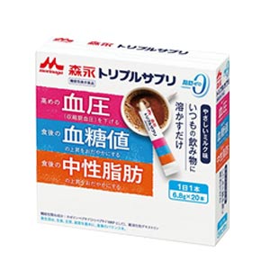 森永乳業 トリプルサプリ　やさしいミルク味　6.8g×20本　機能性表示食品 商品説明 トリプルサプリ　やさしいミルク味　6.8g×20本 本品にはカゼインペプチド（トリペプチドMKPとして）と難消化性デキストリン（食物繊維）が含まれます。カゼインペプチド（トリペプチドMKPとして）には、高めの血圧（収縮期血圧）を下げる機能、難消化性デキストリン（食物繊維）には、食後の血糖値や血中中性脂肪の上昇をおだやかにする機能が報告されています。 お召し上がり方 付属スプーン3杯すりきり(約22g)を、水または冷たい牛乳(200ml)によくかきまぜてお飲みください。 ※別売りの「ウイダープロテインシェーカー」でシェイクすると、さらに溶けやすくなります 原材料 難消化性デキストリン（韓国製造）、乳たんぱくペプチド、乳等を主要原料とする食品／香料、甘味料（スクラロース）、（一部に乳成分を含む） 栄養成分&nbsp; （1本6．8g当たり）エネルギー：10kcal、たんぱく質：0．5g、脂質：0g、炭水化物：6．0g、食塩相当量：0．015g＜機能性関与成分＞カゼインペプチド（トリペプチドMKPとして）100μg、難消化性デキストリン（食物繊維）5．0　g &nbsp;アレルギー表示 &nbsp;乳成分 召し上がり方&nbsp; いつもの飲み物に溶かすだけ 保存方法&nbsp; 直射日光・高温多湿を避けて保管してください。 販売会社 森永製菓(ウイダー製品) 108-8403 東京都港区芝5-33-1 0120-560-162 広告文責 株式会社エナジー 電話番号：0242-85-7380 商品区分&nbsp; 日本製　健康食品　機能性表示食品(G823)