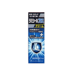 項目 内容 医薬品区分 一般用医薬品 薬効分類 みずむし・たむし用薬 承認販売名 製品名 ラミシールプラスクリーム 製品名（読み） ラミシールプラスクリーム 製品の特徴 ●有効成分である「テルビナフィン塩酸塩」の優れた殺真菌作用と角質層への浸透力は，1日1回の塗布で薬剤が患部に留まり，かゆみや痛みなどを引き起こす水虫・たむしに持続的に効果を発揮し，症状を治していきます。 ●クロタミトンが患部の不快なかゆみを鎮めます。 ●グリチルレチン酸が患部の炎症を抑えます。 ●l-メントールが爽やかな使用感を与えます。 ●尿素が水虫による皮ふのかさかさ，ひび割れを改善します。また，角質を柔らかくし，薬剤の浸透を助けます。 ●べとつかない，サラッとした使いごごちのよいクリームです。特にびらん（ジュクジュク）型や角化（かさかさ，ひび割れ）型の患部にお勧めします。 使用上の注意 ■してはいけないこと （守らないと現在の症状が悪化したり，副作用が起こりやすくなります） 1．次の人は使用しないでください 　本剤又は本剤の成分によりアレルギー症状（例えば，発疹・発赤，かゆみ，はれ等）を起こしたことがある人 2．次の部位には使用しないでください 　（1）目や目の周囲，粘膜（例えば，口腔，鼻腔，膣等），陰のう，外陰部等 　（2）湿疹 　（3）湿潤，ただれ，亀裂や外傷のひどい患部 ■相談すること 1．次の人は使用前に医師，薬剤師又は登録販売者に相談してください 　（1）医師の治療を受けている人 　（2）妊婦又は妊娠している可能性のある人 　（3）乳幼児 　（4）薬などによりアレルギー症状を起こしたことがある人 　（5）患部が顔面又は広範囲の人 　（6）患部が化膿している人 　（7）「湿疹」か「みずむし，いんきんたむし，ぜにたむし」かがはっきりしない人 　　（陰のうにかゆみ・ただれ等の症状がある場合は，湿疹等他の原因による場合が多い。） 2．使用後，次の症状があらわれた場合は副作用の可能性があるので，直ちに使用を中止し，この説明文書を持って医師，薬剤師又は登録販売者に相談してください ［関係部位：症状］ 皮ふ：かぶれ，刺激感，熱感，鱗屑（りんせつ）・落屑（らくせつ）（フケ，アカのような皮ふのはがれ），ただれ，乾燥・つっぱり感，皮ふの亀裂，いたみ，色素沈着，発疹・発赤＊，かゆみ＊，はれ＊，じんましん＊ 　＊：全身に発現することがあります。 3．2週間位使用しても症状が良くならない場合や，本剤の使用により症状が悪化した場合は使用を中止し，この説明文書を持って医師，薬剤師又は登録販売者に相談してください 効能・効果 水虫，いんきんたむし，ぜにたむし 効能関連注意 ご使用に際して、この説明文書を必ずお読みください。 また、必要な時に読めるよう大切に保管してください。 用法・用量 1日1回，適量を患部に塗布してください。 用法関連注意 1．定められた用法を厳守してください。 2．患部やその周囲が汚れたまま使用しないでください。 3．本剤のついた手で，目や粘膜にふれないでください。 4．目に入らないように注意してください。万一，目に入った場合には，すぐに水又はぬるま湯で洗い，直ちに眼科医の診療を受けてください。 5．小児に使用させる場合には，保護者の指導監督のもとに使用させてください。 6．外用にのみ使用してください。 成分分量 100g中 成分 分量 テルビナフィン塩酸塩 1g クロタミトン 5g グリチルレチン酸 0.5g l-メントール 2g 尿素 5g 添加物 N-メチル-2-ピロリドン，オクチルドデカノール，グリセリン，カルボキシビニルポリマー，ステアリン酸グリセリン，ステアリン酸ポリオキシル，ジイソプロパノールアミン，pH調節剤 保管及び取扱い上の注意 1．直射日光の当たらない涼しい所に密栓して保管してください。 2．小児の手の届かない所に保管してください。 3．他の容器に入れ替えないでください（誤用の原因になったり，品質が変わることがあります。）。 4．使用期限をすぎた製品は使用しないでください。また，開封後は使用期限内であってもなるべく速やかに使用してください。 消費者相談窓口 グラクソ・スミスクライン・コンシューマー・ヘルスケア・ジャパン株式会社 お客様相談室 電話：0120-099-301 受付時間：9：00〜17：00（土，日，祝日を除く） 上記以外の時間で，誤飲，誤用，過量使用等の緊急のお問い合わせは下記機関もご利用いただけます。 連絡先：公益財団法人　日本中毒情報センター　中毒110番 電話：072-727-2499（24時間対応、365日対応） 製造販売会社 グラクソ・スミスクライン・コンシューマー・ヘルスケア・ジャパン株式会社 東京都港区赤坂1-8-1 販売会社 剤形 塗布剤 リスク区分 第「2」類医薬品 広告文責 株式会社エナジー　登録販売者　山内和也　0242-85-7380 医薬品販売に関する記載事項はこちら 使用期限：使用期限まで1年以上あるものをお送りいたします。エナジーライフの水虫対策コーナー 大正製薬ダマリンL 15g 大正製薬ダマリンL 20g 大正製薬ダマリンL液 15ml 大正製薬ダマリンL液 20ml 大正製薬ダマリングランデ クリーム 15g 大正製薬ダマリングランデ 液 15ml ノバルティスラミシールプラス クリーム【青】10g ノバルティスラミシールプラス 液【青】10g ノバルティスラミシールAT クリーム【青】10g &nbsp; ノバルティスラミシールAT 液【青】10g ブテナロックVα スプレー 20ml ブテナロックVα 液 15ml 使用期限：使用期限まで1年以上あるものをお送りいたします。