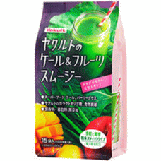 商品詳細 ●「野菜の王様」や「スーパーフード」と言われている栄養豊富なケールをメインとした、緑黄色野菜とフルーツを手軽に摂れるスムージーです。 スーパーフード「ケール」 　　…野菜の王様と呼ばれている緑黄色野菜です。 バーリーグラス(大麦若葉) 　　…太陽と大地の恵みが育てた、穂が出る前のやわらかい若葉です。 ヤクルトのガラクトオリゴ糖 　　…乳糖(ラクトース)由来で、消化酵素で分解されにくく、腸まで届くオリゴ糖です。 ●1日あたりの緑黄色野菜摂取量は成人で約30g不足しています(※1)。本品1袋には約30gの緑黄色野菜相当の原料を使用しています(※2)。 ●国内で農薬・化学肥料未使用で栽培したケールとバーリーグラス(大麦若葉)を使用 ●お腹にやさしいガラクトオリゴ糖配合 ※1：厚生労働省推進「健康日本21(第一次)」の目標値(120g)および平成26年度国民・健康栄養調査結果(92.8g)を基に算出 ※2：自社調査結果を基に算出 ●手軽に簡単、粉末スティックタイプ 召し上がり方 ・個包装の粉末タイプです。健康補助食品として、1日当たり1袋を目安に、100mL程度の水に溶かしてお召し上がり下さい。 ・また数分置くと、よりトロッとした食感をお楽しみいただけます。 ・100mL程度の牛乳(アイス・ホット)で溶かしてもおいしくお召し上がりいただけます。 原材料名 ケールエキス末(ケール搾汁液、デキストリン)、大麦若葉エキス末(大麦若葉、デキストリン)、マンゴーパウダー(デキストリン、マンゴー)、サイリウム種皮、ブドウ糖、果糖、レモン粉末果汁、りんご粉末果汁、デキストリン、ガラクトオリゴ糖、加工デンプン、香料、甘味料(スクラロース)、 ※原材料の一部にりんごを含む 栄養成分 熱量…29kcaL たんぱく質…0.3g 脂質…0.1g 炭水化物…7.2g(糖質6.4g／食物繊維0.8g) 食塩相当量…0.06g ビタミンC…4mg ビタミンK…26μg 鉄…0.2mg カルシウム…27mg カリウム…134mg マグネシウム…6mg βカロテン…308μg ガラクトオリゴ糖…56mg ポリフェノール…21mg . 販売元 ヤクルトヘルスフーズ 広告文責　 株式会社エナジー 0242-85-7380