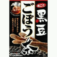 【山本漢方】　黒豆ごぼう茶 〈ティーバッグ〉5g×18包■商品特長 ●話題のごぼう茶をベースに香ばしい黒豆をブレンドしました。●イヌリン＆大豆イソフラボン含有！風味豊かなおいしいお茶です。●ノンカフェイン●ティーバッグタイプ ■原材料ごぼう（中国）黒豆（日本）■内容量90g (5g×18包)■お召し上がり方お水の量はお好みにより、加減してください。本品は食品ですので、いつお召し上がりいただいても結構です。●やかんで煮だす場合沸騰したお湯、約400cc?600ccの中へ1バッグを入れ、約5分間以上トロ火にて煮出し、1日数回に分けお飲みください。●アイスの場合煮だした後、湯ざましをして、ペットボトル又はウォーターポットに入れ替え、冷蔵庫で冷やしてお飲みください。●冷水だしの場合ウォーターポットの中へ1バッグを入れ、水 約500ccを注ぎ、冷蔵庫に入れて、約1時間待てば冷水黒豆ごぼう茶になります。一夜出しもさらにおいしくなります。●キュウスの場合ご使用中の急須に1袋をポンと入れ、お飲みいただく量のお湯を入れてお飲みください。濃いめをお好みの方はゆっくり、薄めをお好みの方は手早く茶碗へ給湯してください。■保存方法直射日光及び、高温多湿の所を避けて、涼しいところに保存してください。■使用上の注意●本品は、多量摂取により疾患が治癒したり、より健康が増進するものではありません。摂りすぎないようにご利用ください。●まれに体質に合わない場合があります。大豆アレルギーの方はお飲みにならないでください。●天然の素材原料ですので、色、風味が変化する場合がありますが、使用には差し支えありません。●乳幼児の手の届かない所に保存してください。●食生活は、主食、主菜、副菜を基本に、食事のバランスを。※ティーバッグの包装紙は食品衛生基準の合格品を使用しています。煮出した時間や、お湯の量、火力により、お茶の色や風味に多少のバラツキがでることがございますので、ご了承ください。また、そのまま放置しておきますと、特に夏期には、腐敗することがありますので、当日中にご使用ください。残りは冷蔵庫に保存ください。ティーバッグの材質は、風味をよくだすために薄い材質を使用しておりますので、バッグ中の原材料の微粉が漏れて内袋に付着する場合がありますが、品質には問題がありませんので、ご安心してご使用ください。 【区分】日本製・健康食品 【メーカー】山本漢方製薬 商品に関するお問い合わせ TEL：0568-73-3131 【広告文責】 株式会社エナジーTEL:0242-85-7380（平日10:00-17:00） 薬剤師：山内典子 登録販売者：山内和也