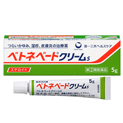 項目 内容 医薬品区分 一般用医薬品 薬効分類 鎮痛・鎮痒・収れん・消炎薬（パップ剤を含む） 製品名 ベトネベートクリームS 製品の特徴 ●ベタメタゾン吉草酸エステル（ステロイド成分）が 湿疹，かぶれ等の皮膚の炎症にすぐれた効き目を発揮します。 ●のびがよく，ベタつかない使い心地のよいクリーム剤です。 使用上の注意 ■してはいけないこと （守らないと現在の症状が悪化したり，副作用が起こりやすくなります） 1．次の人は使用しないで下さい。 　本剤又は本剤の成分によりアレルギー症状を起こしたことがある人 2．次の部位には使用しないで下さい。 　（1）水痘（水ぼうそう），みずむし・たむし等又は化膿している患部 　（2）目の周囲，粘膜等 3．顔面には，広範囲に使用しないで下さい。 4．長期連用しないで下さい。 ■相談すること 1．次の人は使用前に医師、薬剤師又は登録販売者に相談して下さい。 　（1）医師の治療を受けている人 　（2）妊婦又は妊娠していると思われる人 　（3）薬などによりアレルギー症状を起こしたことがある人 　（4）患部が広範囲の人 　（5）湿潤やただれのひどい人 2．使用後、次の症状があらわれた場合は副作用の可能性がありますので、 直ちに使用を中止し、この文書を持って医師、薬剤師又は登録販売者に相談して下さい。 ［関係部位：症状］ 皮膚：発疹・発赤，かゆみ 皮膚（患部）：みずむし・たむし等の白癬，にきび，化膿症状，持続的な刺激感 3．5～6日間使用しても症状がよくならない場合は使用を中止し、 この文書を持って医師、薬剤師又は登録販売者に相談して下さい。 効能・効果 しっしん，皮膚炎，あせも，かぶれ，かゆみ，しもやけ，虫さされ，じんましん 効能関連注意 効能・効果に記載以外の症状では，本剤を使用しないで下さい。 用法・用量 1日1～数回，適量を患部に塗布して下さい。 用法関連注意 1．使用法を厳守して下さい。 2．小児に使用させる場合には，保護者の指導監督のもとに使用させて下さい。 3．目に入らないように注意して下さい。万一，目に入った場合には， すぐに水又はぬるま湯で洗って下さい。なお，症状が重い場合には，眼科医の診療を受けて下さい。 4．外用にのみ使用して下さい。 5．使用部位をラップフィルム等の通気性の悪いもので覆わないで下さい。 6．化粧下，ひげそり後などに使用しないで下さい。 成分分量 100g 中 成分 分量 ベタメタゾン吉草酸エステル 0.12g 添加物 セトステアリルアルコール，ワセリン，流動パラフィン， クロロクレゾール，セトマクロゴール，pH調節剤 保管及び 取扱い上の注意 1．直射日光の当たらない涼しい所に密栓して保管して下さい。 2．小児の手の届かない所に保管して下さい。 3．他の容器に入れ替えないで下さい。 （誤用の原因になったり品質が変わります） 4．表示の使用期限を過ぎた製品は使用しないで下さい。 消費者相談窓口 会社名：第一三共ヘルスケア株式会社 住所：〒103-8234　東京都中央区日本橋3-14-10 問い合わせ先：お客様相談室 電話：0120（337）336 受付時間：9：00～17：00（土，日，祝日を除く） 製造販売会社 会社名：グラクソ・スミスクライン株式会社 住所：東京都渋谷区千駄ヶ谷4-6-15 販売会社 第一三共ヘルスケア（株） 剤形 塗布剤 リスク区分等 日本・第「2」類医薬品 広告文責 株式会社エナジー 電話番号：0242-85-7380 登録販売者：山内　和也 使用期限：使用期限まで1年以上あるものをお送りいたします。 医薬品販売に関する記載事項はこちら使用期限：使用期限まで1年以上あるものをお送りいたします。