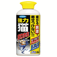 こちらの商品はお取り寄せ商品のため、 発送まで1週間前後お時間をいただく場合がございます。 フマキラー　強力猫まわれ右粒剤　 猫専用の忌避剤が新登場！ 門扉、ブロック塀へのフン尿被害とゴミあさり防止に。 ●スースー刺激で忌避効果アップ！ メントールのスーッとする刺激が猫に警戒心を抱かせ、忌避効果を高めます。 ●嫌がる刺激で寄せつけない！ 猫が嫌がる刺激成分〈ペッパーオイル〉を配合、猫を寄せつけません。 成分 l−メントール・ペッパーオイル・サリチル酸メチル 使用方法 ●初めて使用する際は、キャップを回してはずし、白い内ふたを取って元どおりキャップをしっかり閉めてください。 ●フタを開けて、猫に困っている場所に、1平米あたり約50gを目安に散布してください。(1振りで約3g出ます) ●使用場所:花壇まわり、庭、軒下、駐車場、芝生(日本芝など) ※日本芝以外の植物には直接かけない。枯れるおそれがあります。 使用上の注意 ●本品は食べ物ではありません。誤って食べた場合は医師の手当を受ける。 ●人やペットには薬剤をかけない。 ●本品は屋外専用です。室内ではニオイが残るので使用しない。 ●アレルギー症状やカブレなどを起こしやすい体質の人は、薬剤に触れないよう注意する。体調のすぐれない人は使用しない。 ●薬剤が水槽、池、川などに入らないよう注意する。 ●皮膚についた時は直ちに石鹸でよく洗い、目に入ったときはすぐに水洗いし、医師の手当を受ける。 ●使用中に身体に異常を感じた場合は、直ちに使用を中止し、医師の手当を受ける。 ●シミ・変色の原因となるので、自動車・門扉・シャッター・その他の塗装面や大理石等にはかからないように注意する。かかった場合は直ちに洗い落とす。 ●効果の持続時間は天候や温度条件により異なります。 ●ニオイに対して鈍くなっている犬猫や空腹、発情期の犬猫には効果が劣る場合があります。このような場合にはニオイによる忌避以外の対策が必要です。 火気と高温に注意 1.炎や火気の近くで使用しないこと。 2.火気を使用している室内で大量に使用しないこと。 3.高温にすると破裂の危険があるため、直射日光の当たる所や火気等の近くなど温度が40度以上となる 　所に置かないこと。 4.火の中に入れないこと。 5.使い切って捨てること。 高圧ガス:LPガス 内容量 400g メーカー フマキラー（株） 広告文責 エナジードラッグ　0242-85-7380