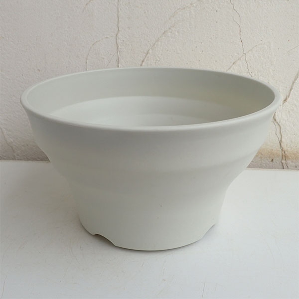 8号プラ鉢 直径24cm、高さ14cmフレグラーボール：24型アイボリーシンプルで落ち着いた雰囲気のあるプラスチック鉢。マットな質感で置き場所や植物は和風洋風共にマッチします。水はけと通気性の高い計上で、寄せ植えにおすすめです。サイズ：直径24cm、高さ14cm土容量：3リットル色：アイボリー材質：ポリプロピレン底穴あり※写真はイメージです。　