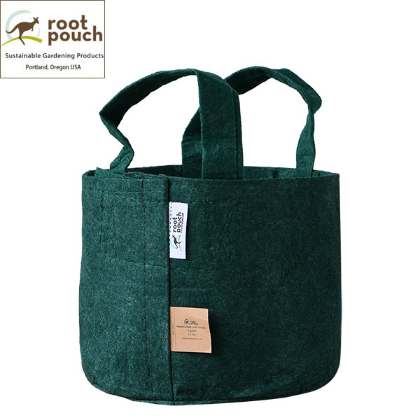 Root Pouch 不織布植木鉢ルーツポーチ：フォレスト3ガロン・持手あり（幅=直径25.5cm、高さ21.5cm）ルーツポーチは、アメリカ、オレゴンで生まれたリサイクルペットボトルとリサイクル天然素材をミックスして作った不織布製の植木鉢です。通気性や透水性がよく、軽量で持ち手付きなので移動も楽でバルコニーガーデンやルーフトップガーデンにも最適。植物と地球に優しいこれからのサステナブルなガーデニングプロダクツです。サイズ（約）幅（直径）25.5cm、高さ21.5cm※ハンドメイドのため、数センチ単位でサイズにばらつきがでます。目安としてください。容量約12リットル材質ペットボトルを加工した再生繊維(P.E.T＝ポリエチレンテレフタラート) とリサイクル天然素材その他持ち手あり※非分解性タイプ→ルーツポーチの詳細はこちら※リサイクル素材で作られており、陶器やプラ鉢のような耐久性や長期の美観維持を目的としていません。制作過程で汚れやチョークの跡が付着していたり、縫い目のばらつき等があります。また、鉢は消耗品であり、表面に生じるコケ等は自然による風合いとご理解ください。※写真はイメージです。ルーツポーチ：フォレスト3ガロン・持手あり（幅=直径25.5cm、高さ21.5cm）の栽培ガイドルーツポーチ（Root Pouch）について