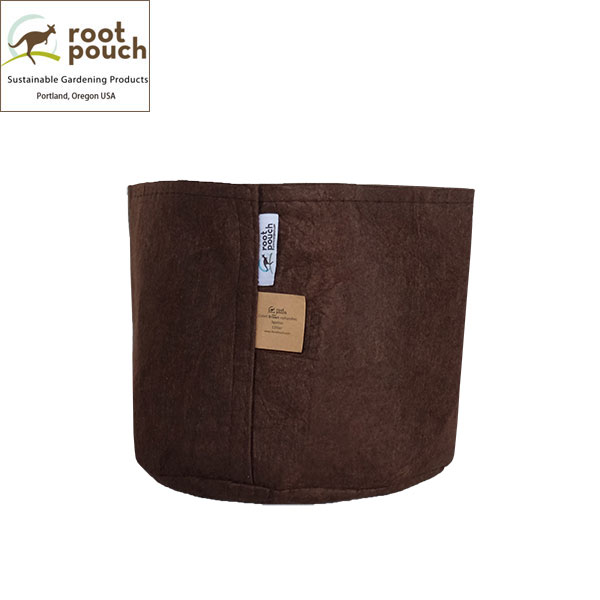 Root Pouch 不織布植木鉢ルーツポーチ：ブラウン3ガロン・持手なし（幅=直径25.5cm、高さ21.5cm） 5個セットルーツポーチは、アメリカ、オレゴンで生まれたリサイクルペットボトルとリサイクル天然素材をミックスして作った不織布製の植木鉢です。通気性や透水性がよく、軽量で持ち手付きなので移動も楽でバルコニーガーデンやルーフトップガーデンにも最適。植物と地球に優しいこれからのサステナブルなガーデニングプロダクツです。サイズ（約）幅（直径）25.5cm、高さ21.5cm※ハンドメイドのため、数センチ単位でサイズにばらつきがでます。目安としてください。容量約12リットル材質ペットボトルを加工した再生繊維(P.E.T＝ポリエチレンテレフタラート) とリサイクル天然素材その他持ち手なし※非分解性タイプ→ルーツポーチの詳細はこちら※リサイクル素材で作られており、陶器やプラ鉢のような耐久性や長期の美観維持を目的としていません。制作過程で汚れやチョークの跡が付着していたり、縫い目のばらつき等があります。また、鉢は消耗品であり、表面に生じるコケ等は自然による風合いとご理解ください。※写真はイメージです。ルーツポーチ：ブラウン3ガロン・持手なし（幅=直径25.5cm、高さ21.5cm） 5個セットの栽培ガイドルーツポーチ（Root Pouch）について