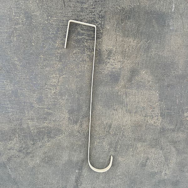 ドアにリースを吊り下げるツールリースフック ホワイト（6833）ドアにかけて、クリスマスリースやお花のリースなどの飾りつけにお使いいただくリースフックです。シンプルなデザインでどんなリースにも合わせやすいです。ドアの幅、掛けるリースの幅を確認してからご購入ください。サイズ長さ36cm（ドア側フック幅5cm）、厚み2mm素材アイアン※リースは商品には含まれません。