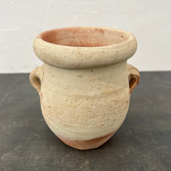 テラコッタ鉢チュニジアン ミニ AM（直径12cm、高さ13cm）15004地中海らしさが溢れる伝統的なスタイルの可愛らしいミニポット。ハーブや多肉・ソボテンにマッチします。チュニジアンテラコッタの特徴は土にあります。このテラコッタは地中海に面し、美しいビーチとオリーブの大規模農園が並ぶ東海岸、サヘル地域つくられています。この地域に巨大な塩湖、ジェリド湖があり、ピンク色の湖の周りには真っ白な塩の海原が広がっているように、土中には大量の塩が含まれています。この塩が白っぽいパティーナ（表面の味わいのある変化）を形成しつつ、霧に強く耐久性の高いものにしています。白っぽいので柔らかく脆そうに見えますが、実物を触っていただくと堅牢でしっかりしています。これは薪窯で焼成する際にオリーブの革などを投入し火力をあげて高温で焼き締めているからです。★底穴周りに焼きヒビがありますが、強度等は問題ありません★外寸（約）直径12cm、高さ13cm材質テラコッタ底穴あり設置場所屋外向け※白っぽいパティーナ（表面の味わいある変化）は天然成分由来なので大きな色ムラがあります。素材の性質上、こまかな焼き切れや縁の欠け等もあります。またハンドメイドのためサイズ・フォルムにばらつきがあります。予めご了承ください。※寒冷地は水はけの良い状態に限り使用可となります。