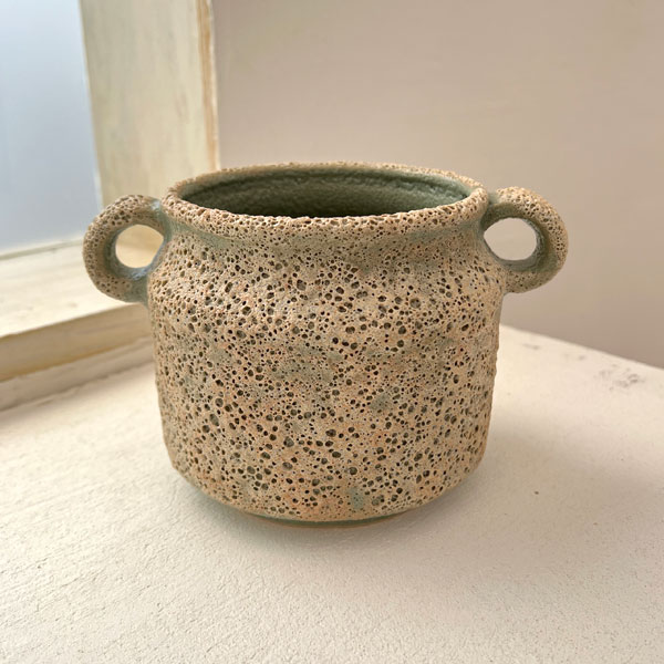 陶器鉢 16.5＆#10005;12＆#10005;高さ10.5cm 多肉植物の寄せ植えに 4号鉢マンシュポットMBE（TM945）土のぬくもりを感じる、ほっこりとした風合いの陶器鉢です。手作りのため、写真と実際の商品と多少、色、サイズ、質感が異なる場合がございます。サイズ（約）幅16.5cm、奥行き12cm、高さ10.5cm（総高9.2cm）材質陶器底穴あり生産地中国マンシュポットMBE（TM945）の栽培ガイド鉢のお届け状態と取り外し方