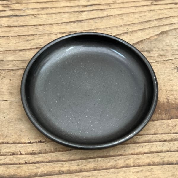 ALUMINIUM PLATE 受け皿 ソーサーソーサー（受け皿）：アルミニウム プレート アンティークブラック／Sサイズ（直径9.0cm、高さ1.1cm）「アルミニウムプレート」は、アンティーク加工を施したアルミニウム製のプレートです。植木鉢の受け皿や、小物・アクセサリーを置くためのトレイとしてもお使いいただけます。ヴィンテージ感を引き立てるデザインが、インテリアにぴったりなアクセントとなります。サイズ直径9.0cm、高さ1.1cm材質アルミニウム※画像はイメージです。