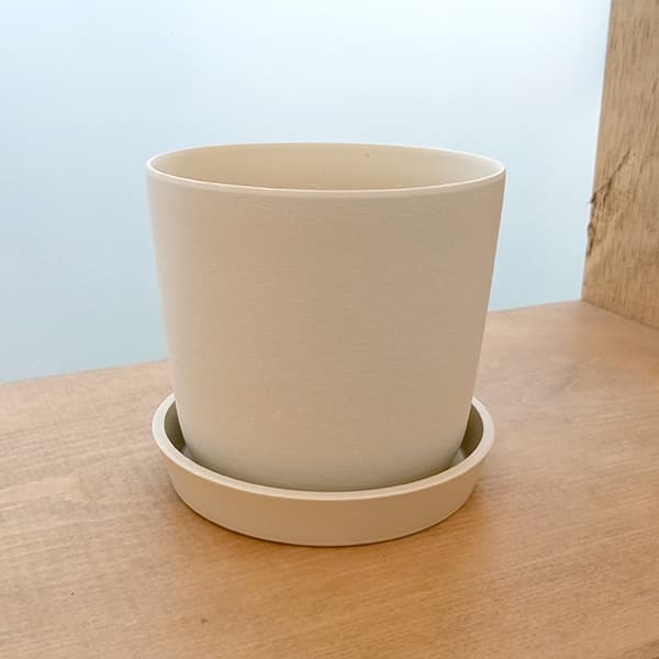 再生プラスチックで作られた鉢 皿付 3号用鉢カバー 3.5号用鉢カバーエステリ11L（直径11cm）ホワイト／83102地球環境にも配慮した再生プラスティックで作られた植木鉢とお皿のセットです。柔らかなパステルの色彩にマットな質感。かわいらしくシンプルで使いやすい鉢です。鉢底穴に取外し可能なキャップ栓がついているため、受け皿を使う際は外してお使いください。原料の70％に再生プラを使用しています（英インターテック社によるGLOBAL RECYCLED STANDARD 4.0認証済み）。サイズ（約）直径11cm、高さ10cm（ポット/直径10.5cm、高さ9.2cm　受け皿/直径10.7cm、高さ1.8cm）底穴あり（キャップ栓あり、取り外し可能）受け皿付き材質リサイクルプラスチック※写真はイメージです。