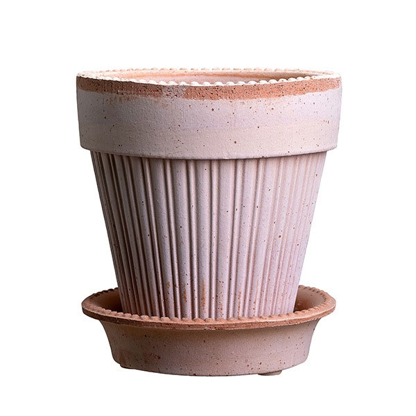 バーグス ポッター 素焼き鉢 テラコッタ鉢 ソーサー付BERGS POTTER：シモナ18 ナチュラル(直径18cm)45453　シモナは、シルエットが美しい気品漂うテラコッタ鉢です。1800年代半ばのフランスで生まれたデザインをベースにしています。※焼き上げ時の縮みなどにより、サイズや焼き色には若干の個体差があります。ご了承ください。※写真はイメージです。BERGS POTTER（バーグス ポッター）1942年 第二次世界大戦下のデンマークで生まれたBergs Potter（バーグスポッター）。見た目の美しさに加え、植物の生育を最優先にと原料や製法にも こだわりが詰まったその鉢は、イタリアの高密度で耐久性の高い粘土を原料とし、今でも熟練職人の手でひとつひとつ作られています。伝統あるデンマーク王朝や城からインスパイアを受けた個性的なデザイン、また、デンマークの豊かな自然や美しい街並みから切り取られたカラーと厚みのある釉薬も Bergs Potter の大きな特長。使い込むほどに味わいが増し、植物の魅力をさらに引き立てる鉢は、ヨーロッパ各国やアメリカなど、世界中のガーデナーから親しまれています。質の高いこだわりの陶土とデザインで、シンプルながらも永く使える鉢です。サイズ（約）直径18cm、高さ21cm素材テラコッタ原産国イタリア底穴あり