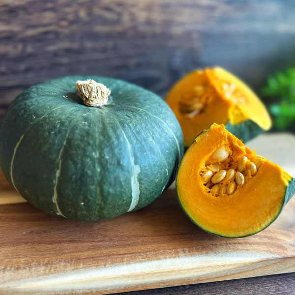ぼっちゃん 小型南瓜 野菜苗 空中栽培野菜の苗/カボチャ（ミニ）：坊ちゃん 自根苗3.5号ポット 12株セット★入荷から日数が経ったためセール価格となりました。商品の状態は画像と異なる場合があります。★手のひらサイズのミニかぼちゃです。実はホクホクと粉質系で甘くておいしく、βカロチンも豊富に含まれています。へたを切り、種を取ってそのままレンジで6〜8分丸ごとチンすれば、ほくほくデザートに変身。生クリームをたっぷりのせてどうぞ。露地栽培で8個程度収穫できます。植付け適期：4月末〜5月収穫: 6〜8月用途：煮物、炒め物等栽培方法：日当りが良く、排水の良い所に植えてください。肥料は、有機質を中心とした緩効性肥料を与えてください。晩霜の心配がなくなったら、株間60cm位で植え付けます。大きめのコンテナやプランターで栽培することもできます。苗が小さく本葉4〜5枚のうちは、極力水を控えじっくり育てます。水のやりすぎには充分注意してください。本葉4〜5枚になったら、芯を摘み、元気な側枝2本を伸ばします。開花後、40日を目安に収穫してください。収穫後、5日間置いてから食べると甘みが増してホクホクになります。写真は成長時のイメージですが、お届けの際はまだ苗の状態です。下葉が傷んだ状態となっている場合があります。カボチャ（ミニ）：坊ちゃん 自根苗3.5号ポット 12株セットの栽培ガイド野菜：かぼちゃの育て方