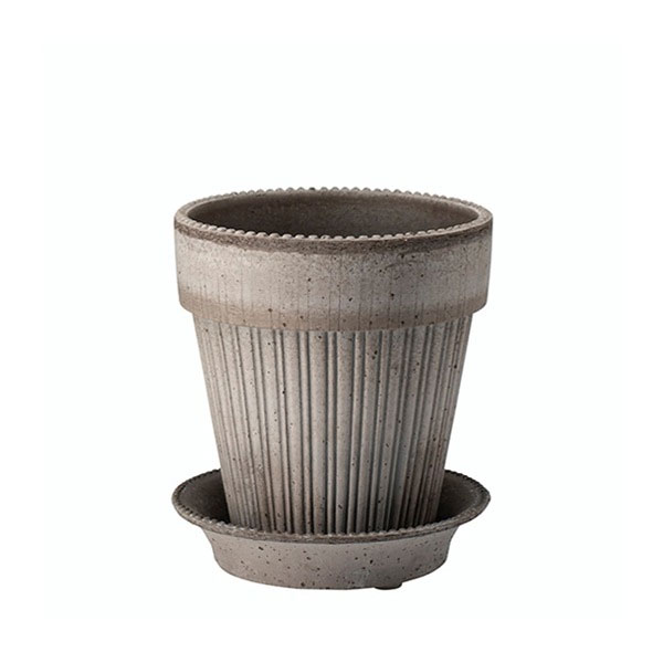 バーグス ポッター 素焼き鉢 テラコッタ鉢 ソーサー付BERGS POTTER：シモナ14 グレー(直径14cm)45778　シモナは、シルエットが美しい気品漂うテラコッタ鉢です。1800年代半ばのフランスで生まれたデザインをベースにしています。※焼き上げ時の縮みなどにより、サイズや焼き色には若干の個体差があります。ご了承ください。※写真はイメージです。BERGS POTTER（バーグス ポッター）1942年 第二次世界大戦下のデンマークで生まれたBergs Potter（バーグスポッター）。見た目の美しさに加え、植物の生育を最優先にと原料や製法にも こだわりが詰まったその鉢は、イタリアの高密度で耐久性の高い粘土を原料とし、今でも熟練職人の手でひとつひとつ作られています。伝統あるデンマーク王朝や城からインスパイアを受けた個性的なデザイン、また、デンマークの豊かな自然や美しい街並みから切り取られたカラーと厚みのある釉薬も Bergs Potter の大きな特長。使い込むほどに味わいが増し、植物の魅力をさらに引き立てる鉢は、ヨーロッパ各国やアメリカなど、世界中のガーデナーから親しまれています。質の高いこだわりの陶土とデザインで、シンプルながらも永く使える鉢です。サイズ（約）直径14cm、高さ15cm素材テラコッタ原産国イタリア底穴あり