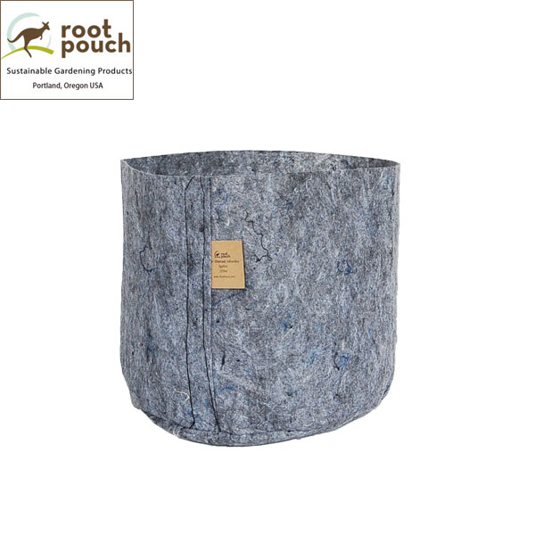 Root Pouch 不織布植木鉢ルーツポーチ：グレー2ガロン・持手なし（幅=直径21cm、高さ21cm） 10個セットルーツポーチは、アメリカ、オレゴンで生まれたリサイクルペットボトルとリサイクル天然素材をミックスして作った不織布製の植木鉢です。通気性や透水性がよく、軽量でシンプル！バルコニーガーデンやルーフトップガーデンにも最適。植物と地球に優しいこれからのサステナブルなガーデニングプロダクツです。サイズ（約）幅（直径）21cm、高さ21cm※ハンドメイドのため、数センチ単位でサイズにばらつきがでます。目安としてください。容量約8リットル材質ペットボトルを加工した再生繊維(P.E.T＝ポリエチレンテレフタラート) とリサイクル天然素材その他持ち手なし→ルーツポーチの詳細はこちら※リサイクル素材で作られており、陶器やプラ鉢のような耐久性や長期の美観維持を目的としていません。制作過程で汚れやチョークの跡が付着していたり、縫い目のばらつき等があります。また、鉢は消耗品であり、表面に生じるコケ等は自然による風合いとご理解ください。※写真はイメージです。ルーツポーチ：グレー2ガロン・持手なし（幅=直径21cm、高さ21cm） 10個セットの栽培ガイドルーツポーチ（Root Pouch）についてルーツポーチインルーツポーチ
