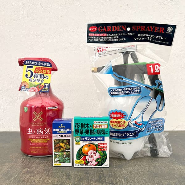 はじめてのバラ栽培に・基本の薬剤3種とスプレー1Lのセット（病気予防と治療用・ベニカXネクストスプレー サプロール ベンレート 噴霧器1リットルサイズ）バラを初めて栽培する方や、バラを数本だけ栽培している方にピッタリの、基本の薬剤3種・展着剤・小型噴霧器のセットです。バラに多い、うどん粉病や黒点病などの病気の予防と治療に効果的です。春から秋の生育期に、3種の薬剤を1種類ずつ、2週間おきにローテーション散布してください。サプロールとベンレートは希釈して噴霧するため、希釈して噴霧器で散布します。別売の展着剤を併用していただくと、より葉にしっかりと薬剤がつきます。どの薬剤も、バラ以外の様々な植物にもご利用いただけます。セット内容：殺虫殺菌剤：ベニカXネクストスプレー　1000ml × 1殺菌剤：サプロール乳剤30ml × 1殺菌剤：ベンレート水和剤(0.5グラム×10)× 1噴霧器:蓄圧式スプレーマイスター1リットル振り子式ホースロングロータリーノズル付× 1○ベニカXネクストスプレー花、庭木、野菜（トマト・きゅうり・なす・キャベツ・レタス・リーフレタス・メロン）など幅広い植物に使える、殺虫殺菌スプレーです。害虫に素早く、長く（アブラムシ1ヵ月）効き、退治の難しいチョウ目老齢幼虫（ハスモンヨトウ、オオタバコガ）、薬剤抵抗性害虫（アブラムシ、ハダニ）にも効き、病気の予防・治療に効果的。そのまま散布できます。効果のある害虫・病気 害虫：アブラムシ類、ハスモンヨトウ、オオタバコガ、ハダニなど病気：うどんこ病、菌核病など対象作物 庭木：バラ、ツツジ、ヒイラギモクセイ、サルスベリ野菜：トマト・きゅうり・なす・キャベツ・レタス・リーフレタス・メロンなど○サプロール乳剤うどん粉病と黒星（黒点）病、さび病の専門薬です。特にバラの黒星病には優れた効果をがあります。散布後の葉の汚れも少なく、観賞価値を損ないません。葉の中に成分が浸透し、予防と治療の効果を発揮します。バラの栽培の必需品です。使用方法：800〜2000倍以上に希釈して散布してください。効果のある病気：うどんこ病、さび病、黒星病、フェアリーリング病、灰星病、白さび病、葉かび病対象作物：きく、芝、トマト、なす、ピーマン、きゅうり、メロン、いちご、さやえんどう、ねぎ、食用ぎく、ばら、もも、かき、りんご、たばこ○ベンレート水和剤うどんこ病、灰色かび病、菌核病など広範囲のカビ性の病気に予防効果と治療効果を兼ね備えた殺菌剤です。成分が葉の中に浸透するため、病原菌が葉に侵入するのを防ぎ、すでに侵入した病原菌も退治します。使用方法：バラに散布する場合は、2000〜3000倍に希釈して噴霧器で散布。（2000倍の場合は水1リットルに0.5g）効果のある害虫・病気：うどんこ病、黒点病など多数の病気、イネシンガレセンチュウ対象作物：草花・花木・野菜など多数○噴霧器:蓄圧式スプレーマイスター1L振り子式ホースロングロータリーノズル付（#729）小型ながら最新機能を備えた園芸スプレー。蓄圧式ハンディタイプに安全弁つきです。軽くて丈夫、耐薬品性樹脂製のコンパクト設計です。上部の突起をポンピングするだけの簡単操作。レバーロックボタンで連続噴霧ができます。ロンルーロータリーノズル付なので、茂みの中や葉の裏など手の届きにくい場所への噴霧ができます。本体をいろいろな角度に傾けても最後まで液を残さずシュッと噴霧できます。噴霧タイプは霧・ジェット・直射の3種類に調整できます。容量：1リットル材質：PE、PP、アルミ■この商品は液体のため、沖縄までのお届けはできません。　お届け先が沖縄県の場合、キャンセルさせていただきますので、ご了承ください。>はじめてのバラ栽培に・基本の薬剤3種とスプレー1Lのセット（病気予防と治療用・ベニカXネクストスプレー サプロール ベンレート 噴霧器1リットルサイズ）の栽培ガイド殺虫剤の適用一覧