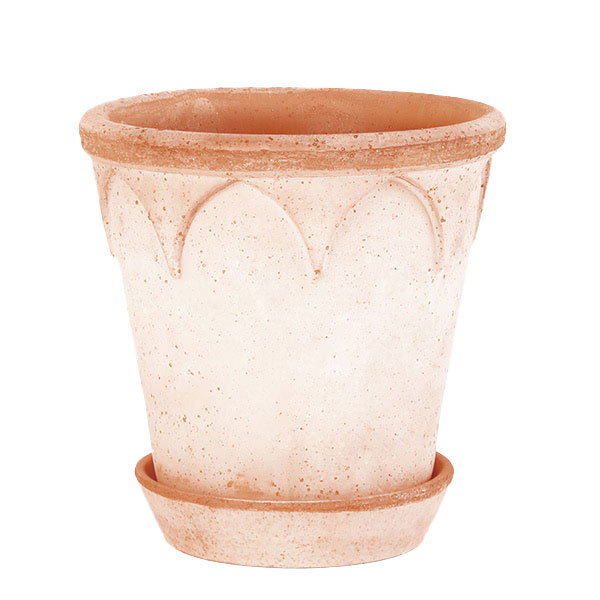 バーグス ポッター 素焼き鉢 テラコッタ鉢 ソーサー付BERGS POTTER：エリザベス18 ナチュラル(直径18cm)45055　エリザベスは、誇り高く優雅で強さと優しさをもつ女王をオマージュしてつくられました。ゴシック様式のアーチを表したデザインとスリムが美しいテラコッタ鉢です。※焼き上げ時の縮みなどにより、サイズや焼き色には若干の個体差があります。ご了承ください。※写真はイメージです。BERGS POTTER（バーグス ポッター）1942年 第二次世界大戦下のデンマークで生まれたBergs Potter（バーグスポッター）。見た目の美しさに加え、植物の生育を最優先にと原料や製法にも こだわりが詰まったその鉢は、イタリアの高密度で耐久性の高い粘土を原料とし、今でも熟練職人の手でひとつひとつ作られています。伝統あるデンマーク王朝や城からインスパイアを受けた個性的なデザイン、また、デンマークの豊かな自然や美しい街並みから切り取られたカラーと厚みのある釉薬も Bergs Potter の大きな特長。使い込むほどに味わいが増し、植物の魅力をさらに引き立てる鉢は、ヨーロッパ各国やアメリカなど、世界中のガーデナーから親しまれています。質の高いこだわりの陶土とデザインで、シンプルながらも永く使える鉢です。サイズ（約）直径18.5cm、高さ17cm素材テラコッタ原産国イタリア底穴あり