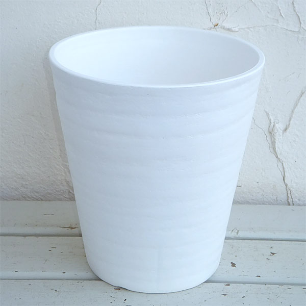 直径21cm、高さ22.8cmセラアート長鉢7号（白）陶器鉢のような風合いでプラスチックには見えないセラアート鉢。通常のプラ鉢よりも厚みがあり、高級感のある仕上がりです。サイズ（約）直径21cm、高さ22.8cm、内径20cm、底面外径13.7cm土の容量約4.4リットル材質プラスチック色白
