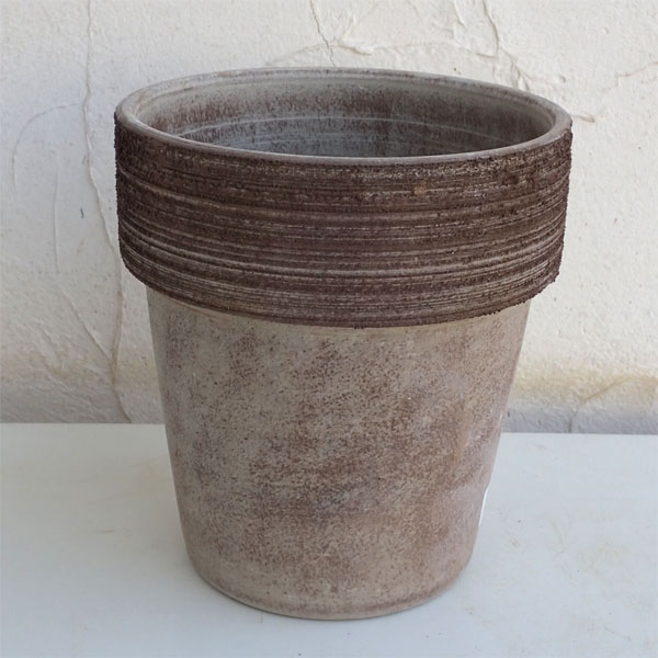 テラコッタ鉢 7号鉢アルトポット コーヒースクラッチM23（直径23.4cm×高さ25.2cm）イタリアから届いたお洒落で使いやすいテラコッタ。引っかいたようなリムボーダーが、ナチュラルな風合いを演出します。大人っぽいコーヒーの色味は、シックな植物と素敵に調和します。直径23.4cm高さ25.2cm重量約2.73kg容量5.6リットル素材テラコッタ底穴あり※写真はイメージです。