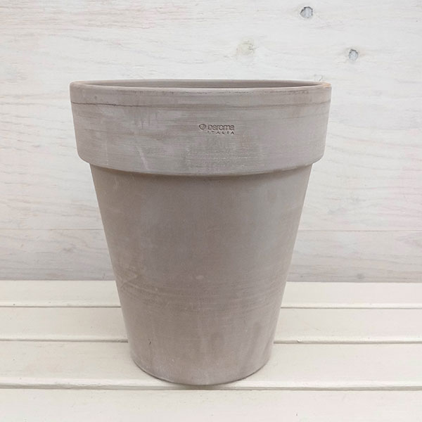 7号鉢アルトポット カプチーノM26 直径26.4×高さ28.9cm（テラコッタ鉢）イタリア製のお洒落で使いやすいテラコッタ。ナチュラルな風合いです。大人っぽいコーヒーの色味は、シックな植物と素敵に調和します。サイズ（外寸）直径26.4cm、高さ28.9cm、底面直径15cm（内寸）直径23cm、高さ27.5cm、底面直径14cm重量約3.3kg容量約6.5リットル材質テラコッタ底穴あり※テラコッタの性質上、サイズや色は多少個体差があります。また、若干の擦れ跡、底穴周辺の焼きひび等がある場合もあります。予めご了承ください。※写真はイメージです。