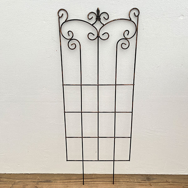 トレリス（Panya社）7429ブロンズ（幅30.5cm、高さ81.5cm）Panya社のアイアントレリス。しっかりとした作りと飽きのこないデザインが人気です。サイズ（約）：幅30.5cm、高さ81.5cm（埋め込み部分15.5cm含む）色：ブロンズ素材：アイアン製重量：0.6kg中国製※写真はイメージです。トレリス（Panya社）7429ブロンズ（幅30.5cm、高さ81.5cm）の栽培ガイドベランダ・ガーデニング(2)