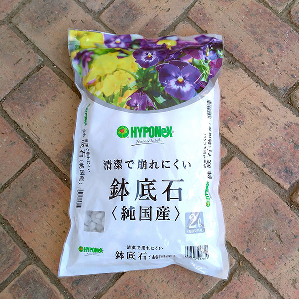 ハイポネックス鉢底石2リットル入り清潔で崩れにくい鉢底石です。軽いので扱いやすく、鉢中の通気性と排水性を向上させ、根腐れを防ぎます。使い終わった後は土壌改良材として使用できます。鉢やコンテナの底穴に、鉢底ネットなどを置き、その上に2〜3cm程度、平らになるように敷きます。洋ラン類や多肉など水はけのよい土を好む植物や日当たりなど栽培環境に合わせて使用量を調整してください。容量2リットル※ハイポネックス社・日本製※開封後は残った培養土が乾燥しないように密封し、水や雨水のかかる所や直射日光を避けて保管してください。使用済の空袋は放置せず適切に廃棄してください。※写真はイメージです。鉢底石2リットル入りの栽培ガイド鉢に入る土の容量と植える苗の数夏の暑い日差しでも元気いっぱい「サンパチェンス」果樹鉢ファイバーグラスセメントポット　mr