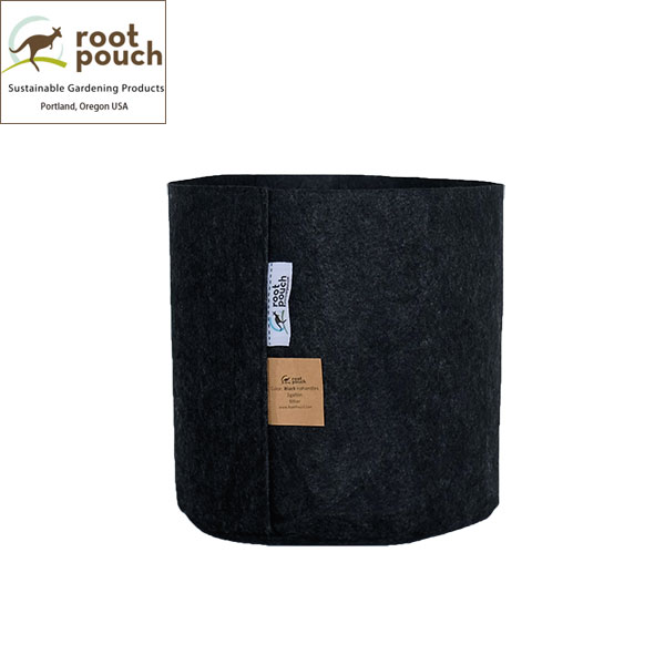 Root Pouch 不織布植木鉢ルーツポーチ：ブラック2ガロン・持手なし（幅=直径21cm、高さ21cm）ルーツポーチは、アメリカ、オレゴンで生まれたリサイクルペットボトルとリサイクル天然素材をミックスして作った不織布製の植木鉢です。通気性や透水性がよく、軽量でシンプル！バルコニーガーデンやルーフトップガーデンにも最適。植物と地球に優しいこれからのサステナブルなガーデニングプロダクツです。サイズ（約）幅（直径）21cm、高さ21cm※ハンドメイドのため、数センチ単位でサイズにばらつきがでます。目安としてください。容量約8リットル材質ペットボトルを加工した再生繊維(P.E.T＝ポリエチレンテレフタラート) とリサイクル天然素材その他持ち手なし→ルーツポーチの詳細はこちら※リサイクル素材で作られており、陶器やプラ鉢のような耐久性や長期の美観維持を目的としていません。制作過程で汚れやチョークの跡が付着していたり、縫い目のばらつき等があります。また、鉢は消耗品であり、表面に生じるコケ等は自然による風合いとご理解ください。※写真はイメージです。ルーツポーチ：ブラック2ガロン・持手なし（幅=直径21cm、高さ21cm）の栽培ガイドルーツポーチ（Root Pouch）についてルーツポーチインルーツポーチ