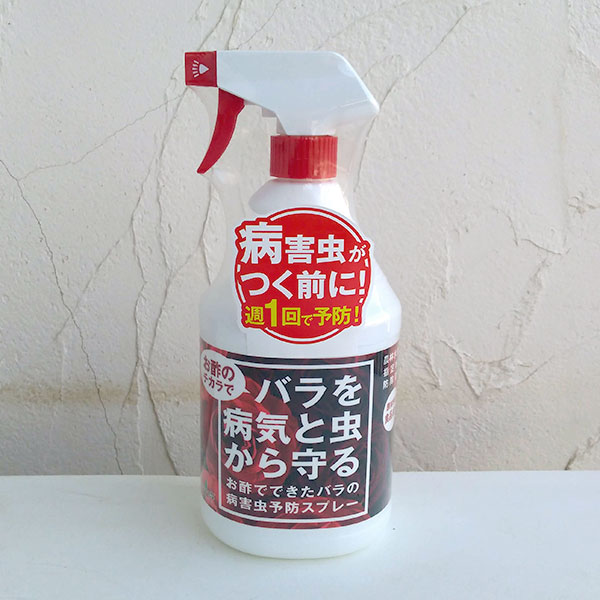 お酢の力で病虫害を予防するバラの資材お酢でできたバラの病虫害予防スプレー900ml入り 2個セットバラの無農薬栽培におすすめの資材です。食品用のお酢から作った、人や環境にやさしい病虫害予防資材です。バラ栽培に繰り返し使用することができます。予防効果を高めるには、1週間に1回以上のこまめな散布をおすすめします。殺虫殺菌剤ではありませんので、病害虫のつく前にご利用ください。適用病害虫：うどん粉病類、広範囲の外注（予防効果）使用時期：春から夏にかけて使用方法：1週間に1度以上ご使用いただけます。また、液は薄めるなどせずこのまま散布してください。葉の表・裏・茎などにていねいにまんべんなく散布してください。※農薬ではありませんので、効果を目で確かめながら適度に散布してください。■この商品は液体のため、沖縄までのお届けはできません。　お届け先が沖縄県の場合、キャンセルさせていただきますので、ご了承ください。お酢でできたバラの病虫害予防スプレー900ml入り 2個セットの栽培ガイドバラの植え方とお手入れ