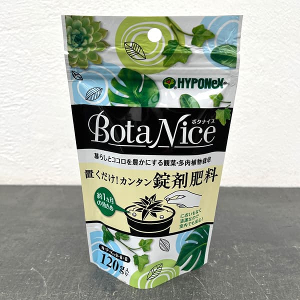 観葉植物や多肉植物に 室内の鉢植え栽培にハイポネックス：ボタナイス置くだけ カンタン錠剤肥料120g(9-8-8)BotaNice（ボタナイス）シリーズの土に置くだけの錠剤肥料です。安定した肥料効果が約1か月間持続します。観葉・多肉植物の葉色を鮮やかに丈夫に育てます。においもなく清潔で、室内でも安心して使えます。インテリアに置いても邪魔にならないパッケージ。小型なので植物の近くで保管でき便利です。サイズ 幅10cm×奥行6cm×高さ17cm重量 120g メーカーハイポネックスジャパン