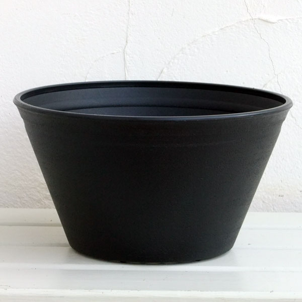 直径約27cmプラスチック製寄せ植え鉢：平鉢 寄せ植えジョイ 9号（ブラック）寄せ植えに最適な鉢ができました！！お花の苗のメーカーが自分で使うためにこだわって作りました。手ごろな価格で機能性抜群なので、寄せ植えをきれいに、たくさん作りたい方におすすめです。【今までの鉢の問題点】■プラスチックなのに底穴が一つしかないので、排水をよくするために鉢底石が必要。■鉢の厚みがないので、用土を入れて持つと、鉢が変形してしまう。■上部の直径に対して底が狭く鉢の傾斜がありすぎるので、苗を配置しにくい。→すべて解決「寄せ植えジョイ」！底は排水をよくするためにアミのような構造になっており中心部はさらに高くしてあります。鉢底ネットや軽石を入れないで、そのまま培養土を入れて植え込みできます。一番底には小さな突起が付いていて、すき間があるので水やり後の余分な水分が外へ排水されます。表面の模様は高級さと重量感を表現した加工です。さらに、初心者に易しい「ウォータースペース　ガイド線付き」。土の高さがガイド線までになるように植えれば、上手に寄せ植えでき、その後のお手入れも楽にできます。サイズ：外径27cm、高さ15cm、底径：16cmプラスチック製土の容量：4リットル底穴ありプラスチック製寄せ植え鉢：平鉢 寄せ植えジョイ 9号（ブラック）の栽培ガイドペチュニア