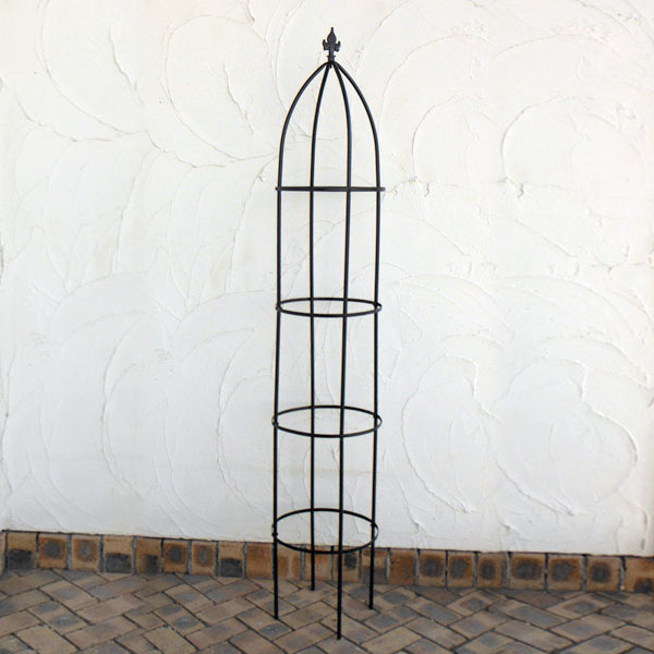 オベリスク（高さ191cm、直径35.5cm）