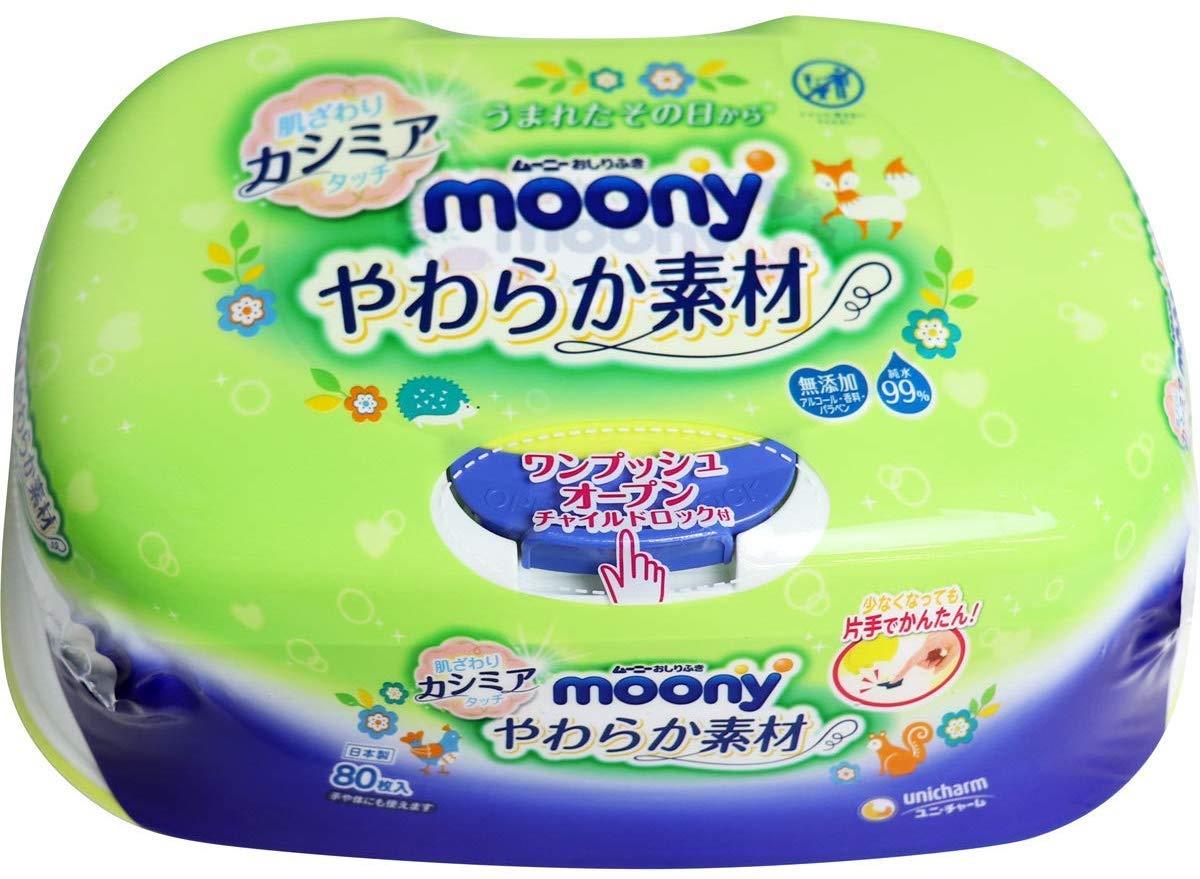 ◆商品名：ムーニーおしりふき本体80枚ムーニーおしりふき本体80枚×4個(商品説明) 便利な機能訴求強化をしたパッケージに刷新。容器はシンプルなデザインにリニューアル。 ワンプッシュボタン、リフトアップボタン、チャイルドロックの便利な機能はそのまま。 (使用方法など) 手や容器を清潔にしてからつめかえてください。 初めてお使いになる時は、容器の底ブタをはずし、中の袋のシールをはがして容器に入れてください。ロックを解除してフタを開け、ティッシュを取り出してください。 つめかえの時は、リフトアップボタンを元の位置に戻してからつめかえてください。 (使用上の注意など) 傷やはれもの、湿疹等のある部分には使用しないでください。 お肌に異常が生じていないかよく注意して使用してください。 お肌に合わないとき(使用中、赤み、はれ、かゆみ等の異常があらわれた場合)は、ご使用をおやめください。 そのまま使用を続けますと医師にご相談ください。 このティッシュはトイレには流さないでください。 中身の乾燥を防ぐためフタをしっかり閉めて保管してください。 直射日光や高温になる場所は避けて保管してください。 乳幼児の手の届かないところに保管してください。 つめかえの時は、きれいな手でつめかえてください。 つめかえ用にはムーニーおしりふきやわらか厚手つめかえ用をご使用ください。 温めるとティッシュが変色する場合があります。 変色したティッシュを取り除いて、ご使用ください。