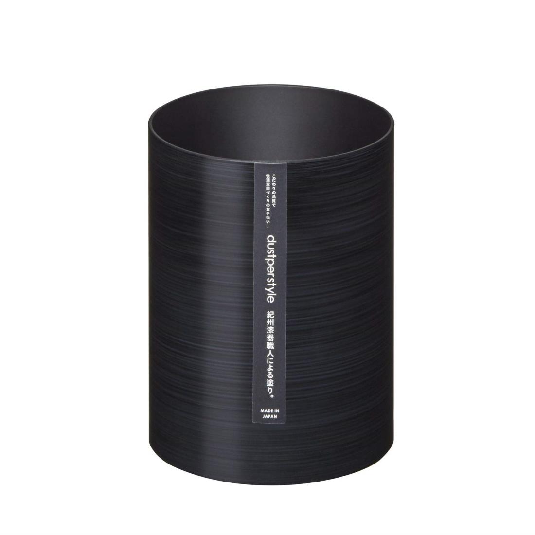 スタイル：ゴミ箱◆商品名：藤栄(FUJIEI) ダスパースタイル ゴミ箱 ダストボックス ブラック S φ15.6×H20cm 3.4L DS-01 スタイリッシュ シンプル おしゃれ 清潔感 丸洗い可 収納 収納ボックス オフ ィス リビング 寝室 洗面所 インテリア 日本の職人の手仕事 家に馴染むデザイン 日本製【商品仕様】サイズ：φ15.6×H20cm、容量：3.4L、素材：ABS樹脂(ウレタン塗装)、耐久温度：80℃、日本製【ダスパースタイル】日本の伝統工芸、紀州漆器の文化に育まれた職人の手仕事を、今日の暮らしに取り入れた、実用的な生活用品ブランド。紀州和歌山の塗職人たちが、伝統工芸の技を活かして塗り上げた紀州塗りのゴミ箱です。日本人が長い歴史と文化の中で、大切に育ててきた”美しさ”が息づいています。質感高く、奥行のある仕上がりシンプルなフォルムはくつろぎ空間に調和し、収納用品としても便利ABS樹脂を使用した合成漆器ならではのお手入れのしやすさ。耐久性もポイントです。質感高く、深みのある漆器の風合いのダストボックス。 日本の伝統工芸、紀州漆器の文化に育まれた職人の手仕事を、今日の暮らしに取り入れた、実用的な生活用品ブランドです。職人の塗り芸による、こだわりの品質で快適な空間づくりのお手伝いをします。 くつろぎ空間に調和し、収納用品としても便利です。