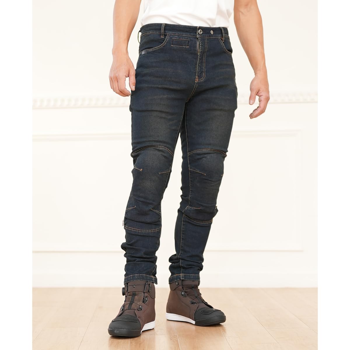 スタイル：WJ-7495◆商品名：[コミネ] 2025モデル バイク用 07-7495 WJ-7495R エニグマライトプロテクトフィットジーンズ Deep Indigo XL/34カジュアルに着こなせるシンプルなデザインのジーンズ。膝には薄型CE規格ソフトプロテクターを標準装備し、裾には夜間視認性を高めるリフレクター付き。カジュアルに着こなせるシンプルなデザインのジーンズ。膝には薄型CE規格ソフトプロテクターを標準装備し、裾には夜間視認性を高めるリフレクター付き。