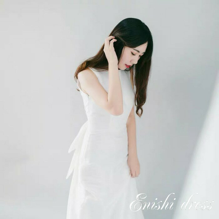 縁 ドレスのウェディングドレス スレンダーライン サテン ロングドレス ラウンドネック オープンバックドレス 背面V字 ホワイト ナチュル 結婚式 披露宴 二次会 前撮り パーティー 無装飾 バックリボン｜アングル2