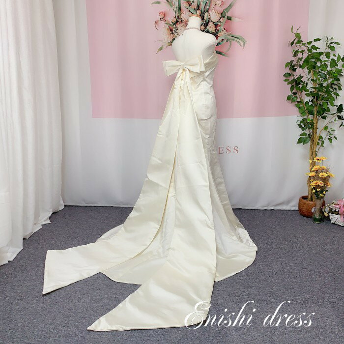 ウェディングドレス マーメイドライン　リボン　シャンパン　トレーン 軽い 柔らか かわいい 上品 豪華 エレガント 優雅 着痩せ インスタ映え 結婚式 披露宴 二次会 前撮り パーティー