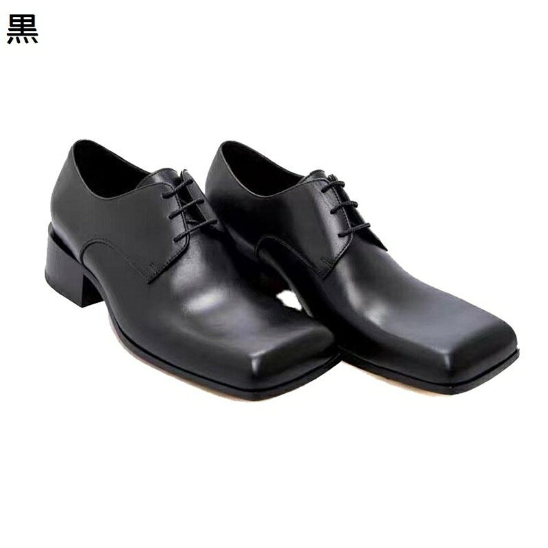 　　　 ◆◇◆人気の秘密◆◇◆ 【擬革仕上げ PU レザーの魅力】革ではないが、まるで本革のような自然な質感と立体感の擬革仕上げ PU レザーを使用。メンズビジネスシューズに合わせた柔らかみで足に優しく、本革よりメンテナンスが簡単で雨の日も安心して履け、カビや劣化もしにくく長くご愛用いただける実用的な素材です。 【レースアップ】本格的なレースアップスタイルのメンズビジネスシューズ、シンプルかつスマートなレース調整がビジネスフォーマルな品格を引き立て、重要な商談やイベントにもぴったりです。レース部分は耐磨耗性の高い素材を使用、長期間使用しても切れにくく堅牢。 【エレガントな足元演出】このメンズビジネスシューズは、エレガントなデザインで足元に華やかなアクセントを添えます。細やかな彫刻模様と滑らかな素材の組み合わせが上品な雰囲気を引き立て、フォーマルシーンでの存在感を高めながら、日常通勤でも派手にならない落ち着いたスタイルになります。 【快適履き】長時間歩行にも耐えるメンズビジネスシューズで、クッション性に優れたインソールが歩行時の衝撃をしっかり吸収。通勤の長距離歩行や外回りの仕事でも足の疲れを大幅に軽減し、一日中快適な履き心地を保てます。ビジネスシーンにぴったりの実用的なデザインで、毎日の足元を支えます。 【適応シーン】ビジネスシーンや結婚式などのフォーマル時はもちろん、父の日や就職祝いなどのギフトやプレゼントにもオススメです。雨の日などのセカンドシューズとしてもお使いいただけます。 　　　◆◇◆注意事項◆◇◆ご覧のモニターの環境、撮影環境により実物と色味が異なって見える場合がございます。湿った状態で他のものと擦り合わせると色が移る恐れがあります。濃色品の洗濯時は、白色、淡色と分けて洗ってください。説明 ☆.。.:*・ようこそいらっしゃいませ.。.:*・☆ うちの商品をご覧になる際に、以下のことをご説明させていただきます！? 「商品特徴」 ☆清潔感があるデザインなので四季に活躍すること間違いありません。 ☆脚元をオシャレに見せ、 ベーシックスタイルのレースアップビジネスシューズ。 ☆軽量で、履いている感覚がないほどの軽量とフィット感を実現します。足への負担が少ない、軽い履き心地を楽しめます。 ☆ビジネス、パーティー、ドライブ、旅行、通勤通学までどの服装にも組み合わせて適用します。 「商品について」 ☆商品画像と実際の色は、お使いのモニター等により若干異なる場合がございます。 「検索キーワード」 本革 レザー 皮 PU ドレスシューズ 大人 デイリー フォーマル ビジネスシューズ トレッキング 大きいサイズ スエード 革 メンズ 紳士靴 革靴 レースアップ インソール 冠婚葬祭 男性 通勤 軽い ローカット フラット カジュアル ストレートチップ メンズ靴 父の日 就職活動 職場用 面接 無地 学生 卒業式 プレゼント ギフト 男性 彼氏 父 流行り 運転 白 メッシュ メンズ 黒 グレー スポーツ シルバー オールブラック カラフル スリップオン フラット イントレチャート