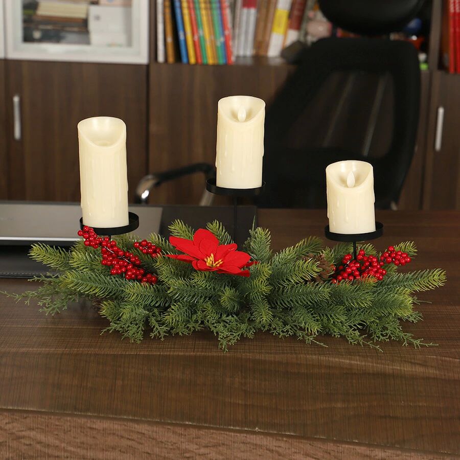 新作のクリスマスデコレーション用の燭台。人工の松ぼっくりとPE製のクリスマス花を使った、ダイニングテーブルのセンターピース