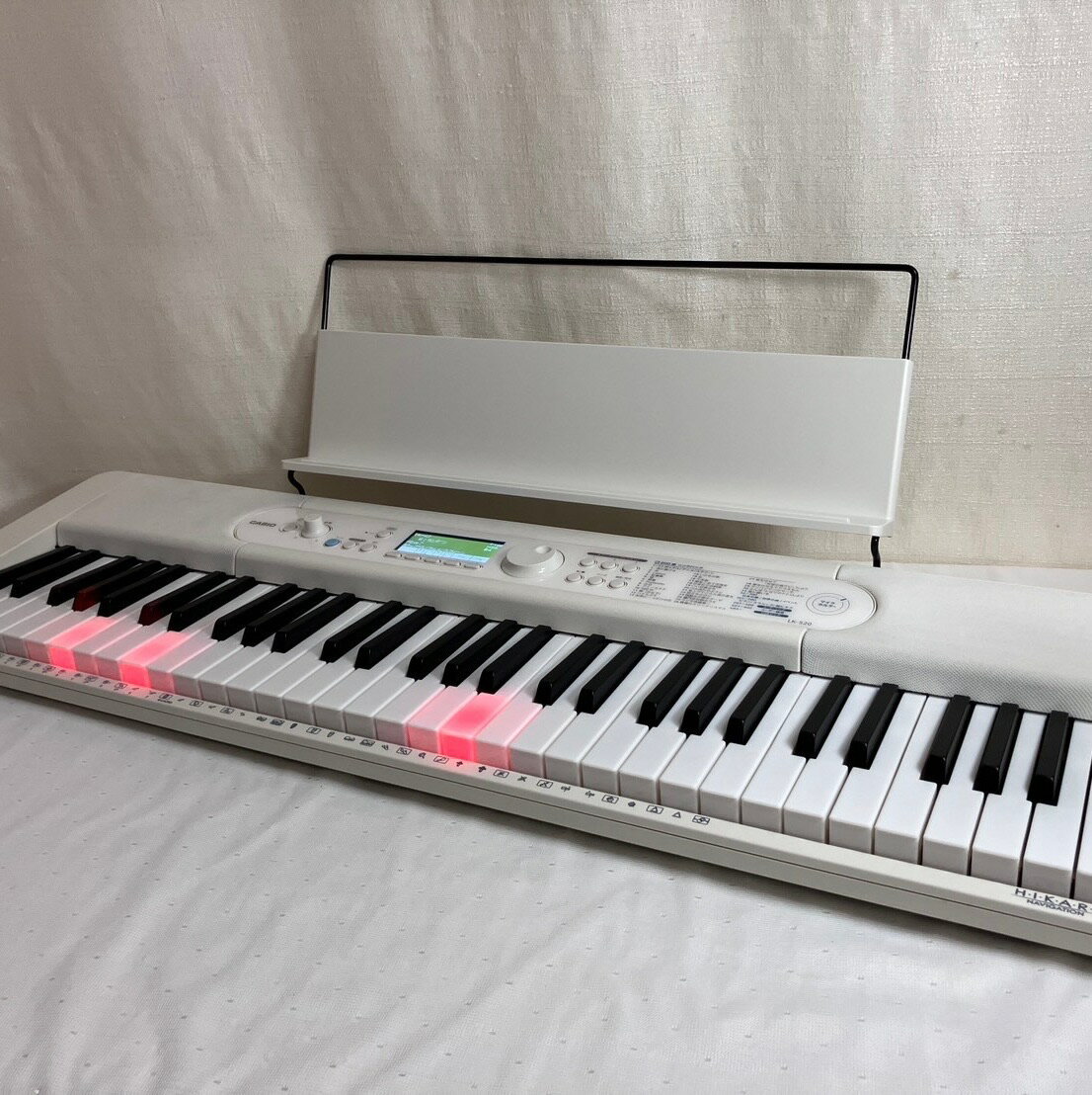 【展示品】 カシオ CASIO 光ナビゲーション 電子キーボード 61鍵盤 ホワイト LK-520 タッチレスポンス付き スリムデザイン 200曲内蔵