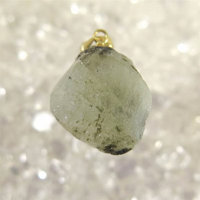 商品説明 商品名 ロシア産 フェナカイト 原石ペンダント K18YG 2.03g　(ID:53345) サイズ(mm) 12 X 14(20) X 9 重量 2.03g 産地 ロシア 金属部分の材質 K18YG（18金イエローゴールド） コメント ◆　本商品写真は現物のものです。写真の商品をお届けします。希少なロシア産フェナカイトのペンダントトップです。K18イエローゴールドの日本製金具を使用しております。◆　フェナサイト（フェナイカイト）はブラジル、スリランカ、マダガスカル、メキシコ、ジンバブエ、ザンビア、ノルウェー、ロシア、タンザニア、スイス、米国、ミャンマー（ビルマ）で発見されている硬度7．5〜8のベリリウムの珪酸塩です。フェナサイトは大変希少な鉱物ですが、特に形状が整っていて透明度の高い結晶は希少価値が高いと言われております。◆　ロバート・シモンズ氏より....フェナカイトは、ほとんどどのような人においても、あるいは、一度に複数のグループの人々においてさえ、サードアイ、クラウンチャクラ、内なるヴィジョンを見る能力を活性化するのに充分強力な、パワフルで高い波動を発しています。ライトボディの活性化のためと、個人のライトボディを、調和し、意識的に肉体とつながる状態にするために非常に有益です。このような石の助けにより、経験を積んだクリスタルワーカーはきっと、高次の領域全体をライトボディで旅し、物質次元にいる人々のためになる情報を持ち帰ることができるでしょう。 ご注意事項 ◆　本商品は、当社運営の他WEBショップにて販売している為、在庫更新のタイミングにより、欠品が生じる可能性がございます。予めご了承のほどお願いいたします。【y8jt&yu3#s】