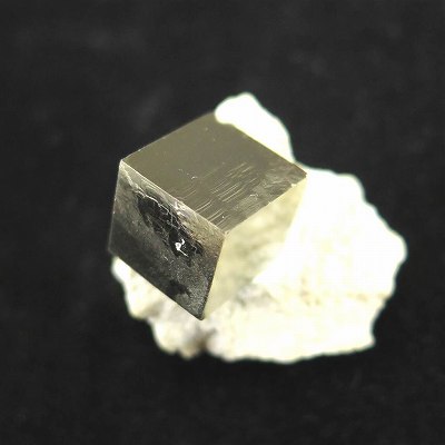 ペルー産 パイライト 黄鉄鉱 10mmキューブ 原石 母岩付 15.4g