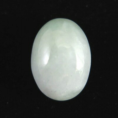 商品説明 商品名 糸魚川翡翠 ヒスイ 薄緑 16.5mmオーバル ルース 15.1ct　(ID:15075) サイズ(mm) 11.9 X 16.5 X 8.5 重量 15.1ct 産地 新潟県 糸魚川市 金属部分の材質 --- コメント ◆　本商品写真は現物のものです。写真の商品をお届けします。後半の画像は白色LEDを背面から当てて撮影しております。◆　清流で洗われ、日本海の荒波で磨かれた糸魚川翡翠には、ミャンマー産翡翠の原石に見られる風化による皮膜がありません。きめ細かく程良い半艶の状態であり、微細な結晶の劈開がキラキラと煌めく美しさは、糸魚川翡翠の魅力の一つとなっています。自然が作った礫の形は千差万別であり、自然の造形の妙を感じさせてくれます。最近では人為的な加工をせず、自然の形そのままでペンダントなどに使われることもあるほどです。 ご注意事項 ◆　本商品は、当社運営の他WEBショップにて販売している為、在庫更新のタイミングにより、欠品が生じる可能性がございます。予めご了承のほどお願いいたします。【y8jt&yu3#s】