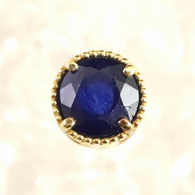 商品説明 商品名 サファイア 5mmラウンド ペンダントトップ　チャーム　K18YG　0.46g　(ID:40993) サイズ(mm) 石の大きさ：φ5　/　フレームサイズ：Φ6×4.1mm 重量 0.46g 産地 日本製 金属部分の材質 K18YG（18金イエローゴールド） コメント ◆　本商品写真は現物のものです。写真の商品をお届けします。18金枠で制作されたサファイアのペンダントトップです。日本製です。チャームの側面の隙間からチェーンを通すことが出来ます。 中央に天然石を配置しているため、チェーンを外から中、中から外へと、縫うようにくぐらせて頂くことでチェーンを通すことが出来ます。◆　古代ペルシャでは、大地を支える石と考えられていて、この世界は巨大なサファイアの上に載っていて、空が青いのはサファイアの色を反映しているからだといわれていました。また、旧約聖書の出エジプト記ではモーセが持つ十戒はサファイアに刻まれていたともいわれています。コランダム（鋼玉）という鉱物で、青色をはじめ広範囲の色を持ちます。一般的には青色のものをサファイアと呼んでいます。 ご注意事項 ◆　本商品は、当社運営の他WEBショップにて販売している為、在庫更新のタイミングにより、欠品が生じる可能性がございます。予めご了承のほどお願いいたします。【y8jt&yu3#s】