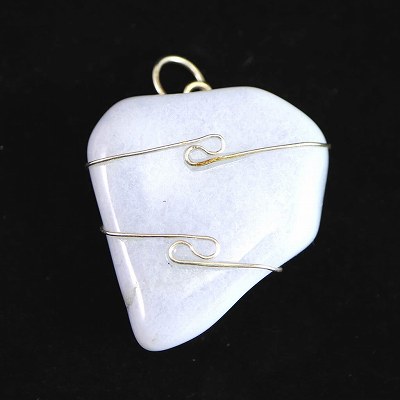 商品説明 商品名 H&E社　ブルーカルセドニー　タンブル ペンダントトップ　12.3g　(ID:58451) サイズ(mm) 29 X 31(36) X 9 重量 12.3g 産地 メキシコ、トルコ、南アフリカ等 金属部分の材質 SS(スターリング・シルバー） コメント ◆　本商品写真は現物のものです。写真の商品をお届けします。H&E社のペンダント台紙を証明書としてお付けいたします。◆　ブルーカルセドニーは、カルセドニーの一種で、青色の色合いを持つ石です。カルセドニーは、クォーツの一種で、微細な結晶が集まってできた石です。ブルーカルセドニーは、その青色の色合いから、海の波や空の青を連想させ、爽やかな印象を与えます。ブルーカルセドニーは、古くから宝石として用いられてきました。古代エジプトでは、ブルーカルセドニーは、愛と幸運の象徴とされていました。また、古代ローマでは、ブルーカルセドニーは、知恵と勇気の象徴とされていました。ブルーカルセドニーは、人間関係を改善する効果があるといわれています。集団によいエネルギーを与え、思いやりや共感の気持ちを高めてくれるため、ギスギスした雰囲気をやわらげ、穏やかなムードをつくり出してくれるでしょう。また、恐れや憂うつの解消にも効果があるといわれています。 ご注意事項 ◆　本商品は、当社運営の他WEBショップにて販売している為、在庫更新のタイミングにより、欠品が生じる可能性がございます。予めご了承のほどお願いいたします。【y8jt&yu3#s】