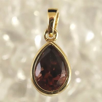 ピンクジルコン　7.3mmペアシェイプカット ペンダントトップ　K18YG　0.67g