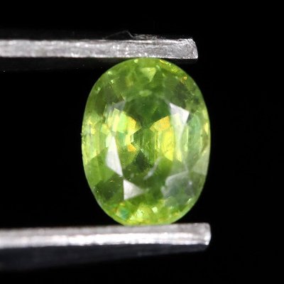 商品説明 商品名 スフェーン グリーン 5.1mmオーバル ファセットカット ルース 0.47ct　　(ID:14396) サイズ(mm) 3.8 X 5.1 重量 0.47ct 産地 マダガスカル 金属部分の材質 --- コメント ◆　本商品写真は現物のものです。写真の商品をお届けします。◆ スフェーンは空間、時間、意識の及ばない所への旅を促す嵐のエレメントの石です。この石のカルシウムとチタンの周波数は一体となってビジョンの能力を刺激します。この味方は、タイムトラベル、シャーマニックな旅、異次元の探検、夢の時間や、シンプルで古典的な瞑想など、あらゆるレベルにおける旅において助けとなることができます。スフェーンは松果体及び脳下垂体を協力に活性化し、内なるビジョンと探求を向上させます。◆ また、スフェーンはマインドを刺激しながら、意思に力を与えることもします。純粋な金色光線の光り輝く石として、計画、夢、願望を実現する能力を高める事ができます。スフェーンは自ら望んでいる事が【ただ起こる】のを期待させるのではなく、自らの計画の達成につながる行動へと精力的に駆り立てます。 ご注意事項 ◆　本商品は、当社運営の他WEBショップにて販売している為、在庫更新のタイミングにより、欠品が生じる可能性がございます。予めご了承のほどお願いいたします。【y8jt&yu3#s】