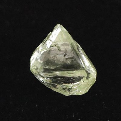 商品説明 商品名 天然ダイヤモンド 原石 ラフ ルース Yellow 八面体 ソーヤブル 0.48ct 　　(ID:49774) サイズ(mm) 約　4.1 X 4.9 X 3.3 重量 0.48ct 産地 アンゴラ ルアンダ州 金属部分の材質 --- コメント ◆　本商品写真は現物のものです。写真の商品をお届けします。イエローダイヤモンドの原石です。後半写真はUVライト（ブラックライト）を照射して撮影をしております。美しい蛍光ブルーが浮かびあがります。◆　天然非処理のダイヤモンド原石です。カラー：Yellow　蛍光有（Blue）◆　八面体（ソーヤブル）のダイヤモンド原石です。ソーヤブルとはピラミッド型を上下に合わせた形を表しており、宝石用ダイヤモンドの産出量の10%〜20%という希少なものとなります。◆　ダイヤモンドは，自己と神を結びつける最初の入り口です。ダイヤは光の領域でもっとも強力な力を発揮します。そこで感じる力の性質は，人間的なものではなく，大きく力強い愛と願いなのです。 ダイヤモンドは，天体の音楽と音色の調和の波動を，数学的精密さをもって伝え，ロゴスや神聖な言葉についての構想と調和の自己瞑想を通じて感じることができます。創世記と同じことが，ダイヤモンドでも言えるのです。"はじめに言葉があり，言葉は神と共にあり，言葉は神であった。"具現化の初期段階として，神聖な幾何学の形の輪郭が見えてきます。従って，双方の表現(言葉や形)は，計り知れない神の現れなのです。宝石の中でも，ダイヤモンドはロゴスに最も近い表現を表します。スピリチュアルな流れが世界へ流れるように，ダイヤモンドは最も純粋で強大な力が流れ込む最初の扉としての役割を果たします。◆　アンゴラは、世界有数のダイヤモンド生産国です。アンゴラのダイヤモンド鉱山は、主に北部のルアンダ州と東部のモシコ州に集中しています。ルアンダ州には、カトカ鉱山、ルカラ鉱山、クバンガ鉱山などの大規模なダイヤモンド鉱山があります。カトカ鉱山は、世界最大級のダイヤモンド鉱山であり、年間生産量は約600万カラットにもなります。アンゴラのダイヤモンド産業は、近年、持続可能な開発への取り組みを強化しています。2018年には、ダイヤモンド産業に関する国際基準である「キンバリープロセス」に署名しました。このプロトコルでは、ダイヤモンドの紛争・血のダイヤモンド問題の解決や、環境保護、労働者の権利保護などが定められています。 ご注意事項 ◆　本商品は、当社運営の他WEBショップにて販売している為、在庫更新のタイミングにより、欠品が生じる可能性がございます。予めご了承のほどお願いいたします。【y8jt&yu3#s】