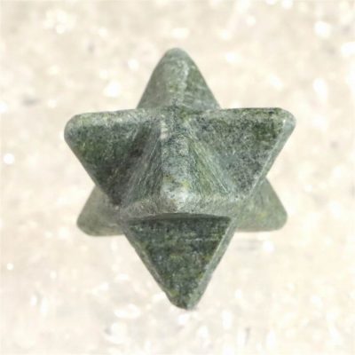 商品説明 商品名 徳島県 ソロモナイト solomonite 25mmマカバスター 証明書付 8.3g　(ID:33074) サイズ(mm) 25 X 25 X 25(頂点から対角の頂点の長さ） 重量 8.3g 産地 徳島県 金属部分の材質 --- コメント ◆　本商品写真は現物のものです。写真の商品をお届けします。日本銘石協会発行の証明書及び鉱石の説明書付きです。◆　ソロモナイトに纏わるストーリー：紀元前11?8世紀、ダビデ王を父とするソロモン王が亡くなり、古代イスラエル王国は分裂。諸外国の猛威に晒された正当ユダヤ十二支族のうち、十支族が世界へちらばってしまうこととなってしまいました。そのうち一支族が四国の徳島付近に辿り着いたとされています。ソロモンを継承する逸話が、この地には多く残ります。ソロモナイトは四国から日本列島へ延びる活断層から採掘されます。 ご注意事項 ◆　本商品は、当社運営の他WEBショップにて販売している為、在庫更新のタイミングにより、欠品が生じる可能性がございます。予めご了承のほどお願いいたします。【y8jt&yu3#s】